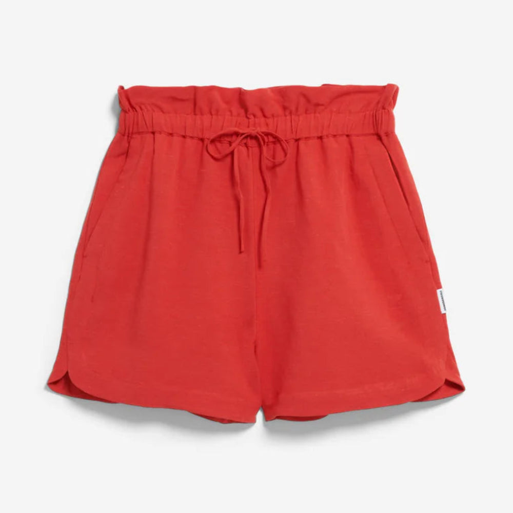 Rote Shorts mit hoher Taille, elastischem, gerafftem Bund, verstellbarem Kordelzug und Seitentaschen, flach auf weißem Hintergrund.