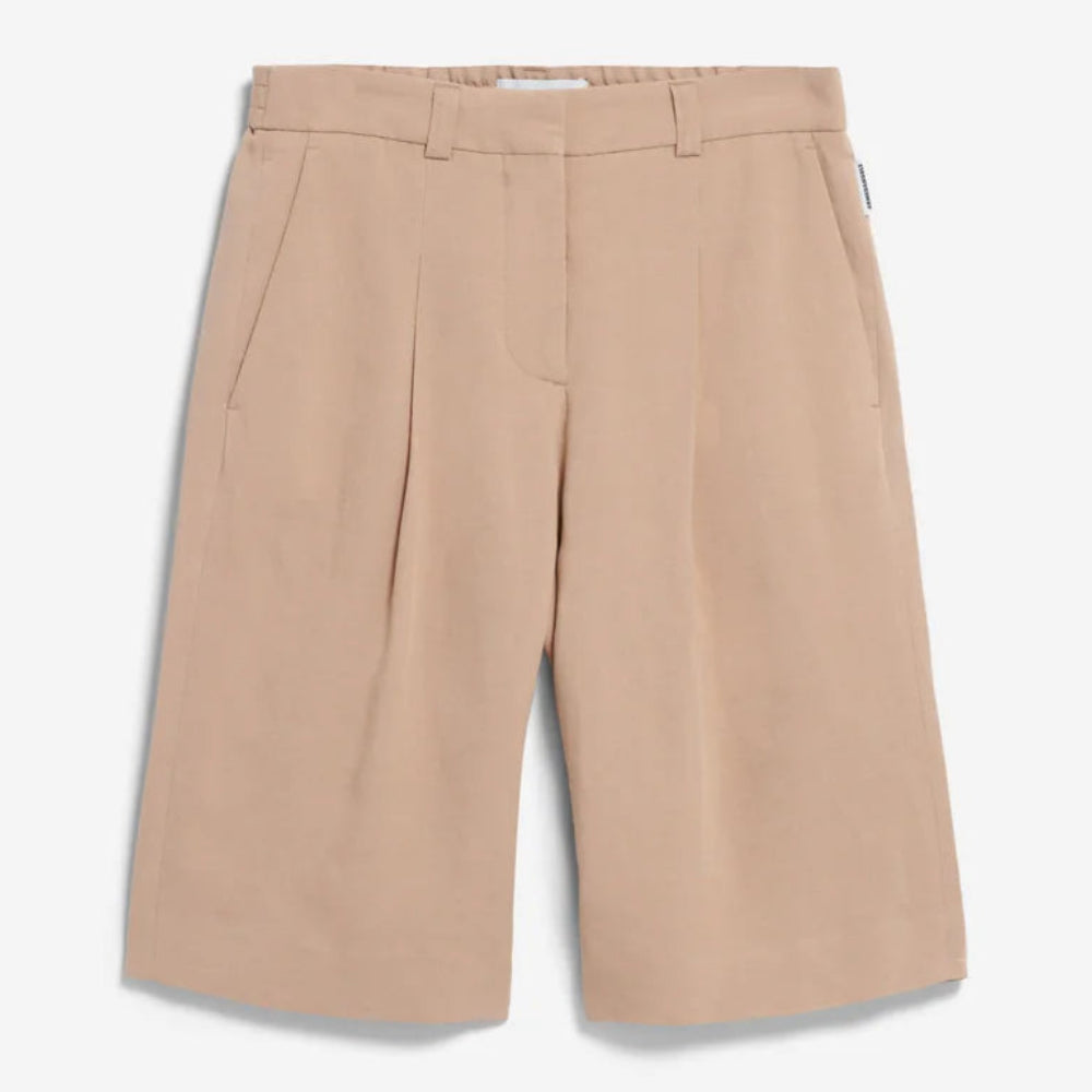 Beigefarbene, knielange Tailored Shorts mit Gürtelschlaufen, Bundfalten und Seitentaschen auf weißem Grund.