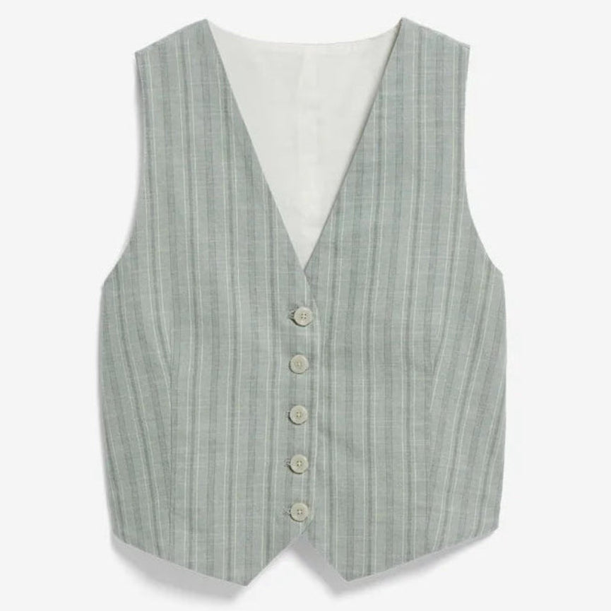 Eine ärmellose, hellgraue Weste mit vertikalen Streifen, einem V-Ausschnitt und fünf Knöpfen auf der Vorderseite, die auf einem schlichten weißen Hintergrund abgebildet ist.