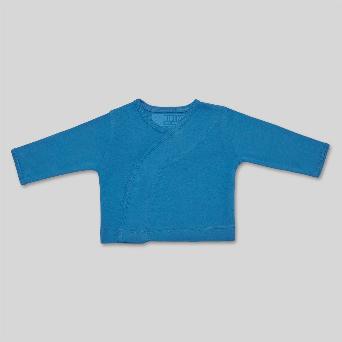 Blaues Babyhemdchen mit langen Ärmeln und Wickelverschluss auf weißem Hintergrund.