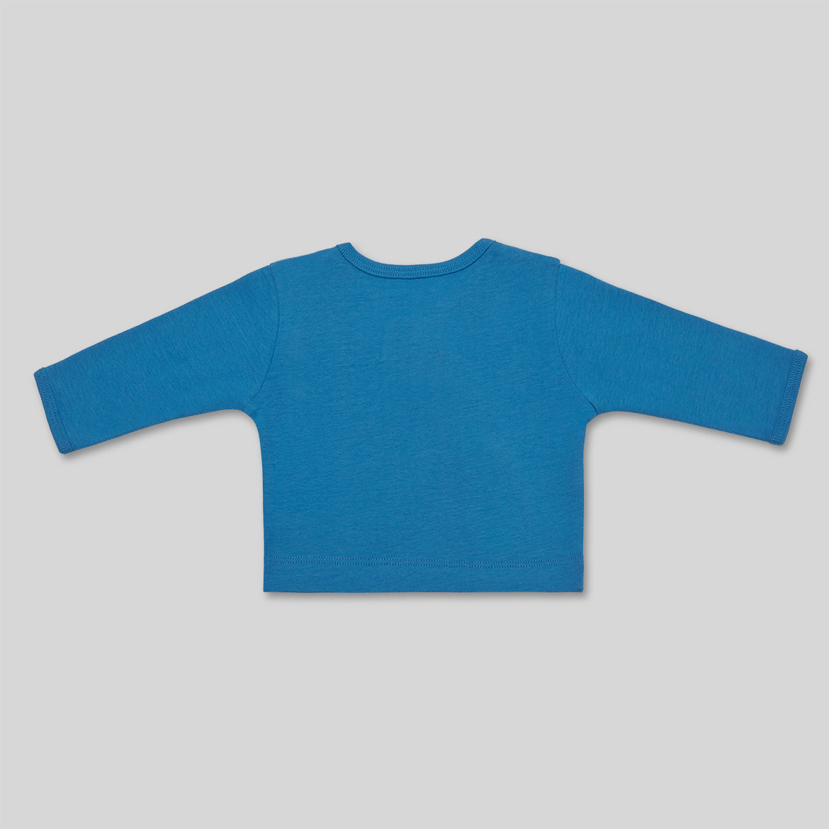 Blaues Langarmshirt für Babys, Rückansicht, auf grauem Hintergrund.
