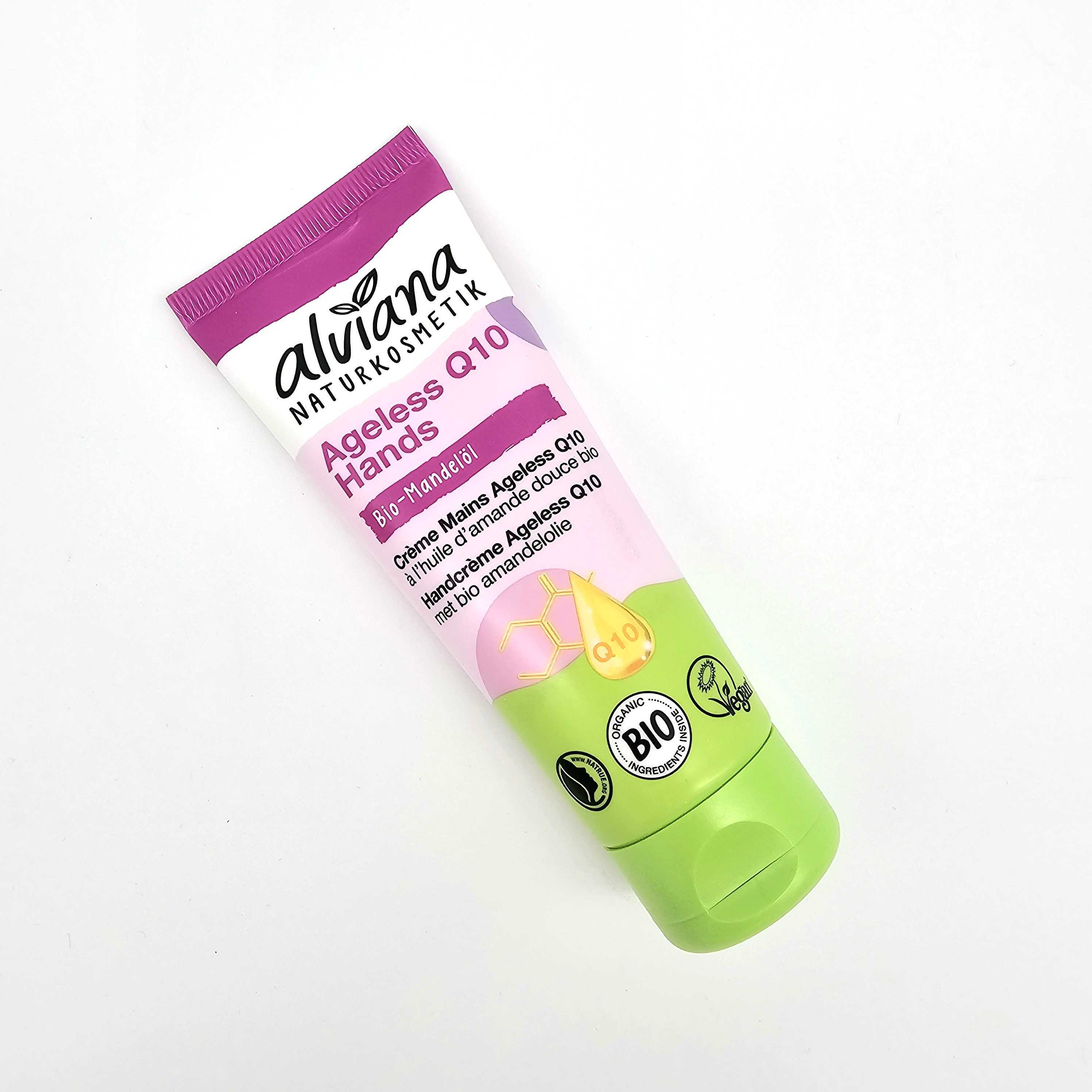Eine Tube alviana Naturkosmetik Ageless Q10 Handcreme im rosa-grünen Design, mit Produktinformationen in deutscher Sprache und dem Bio-Siegel "BIO".