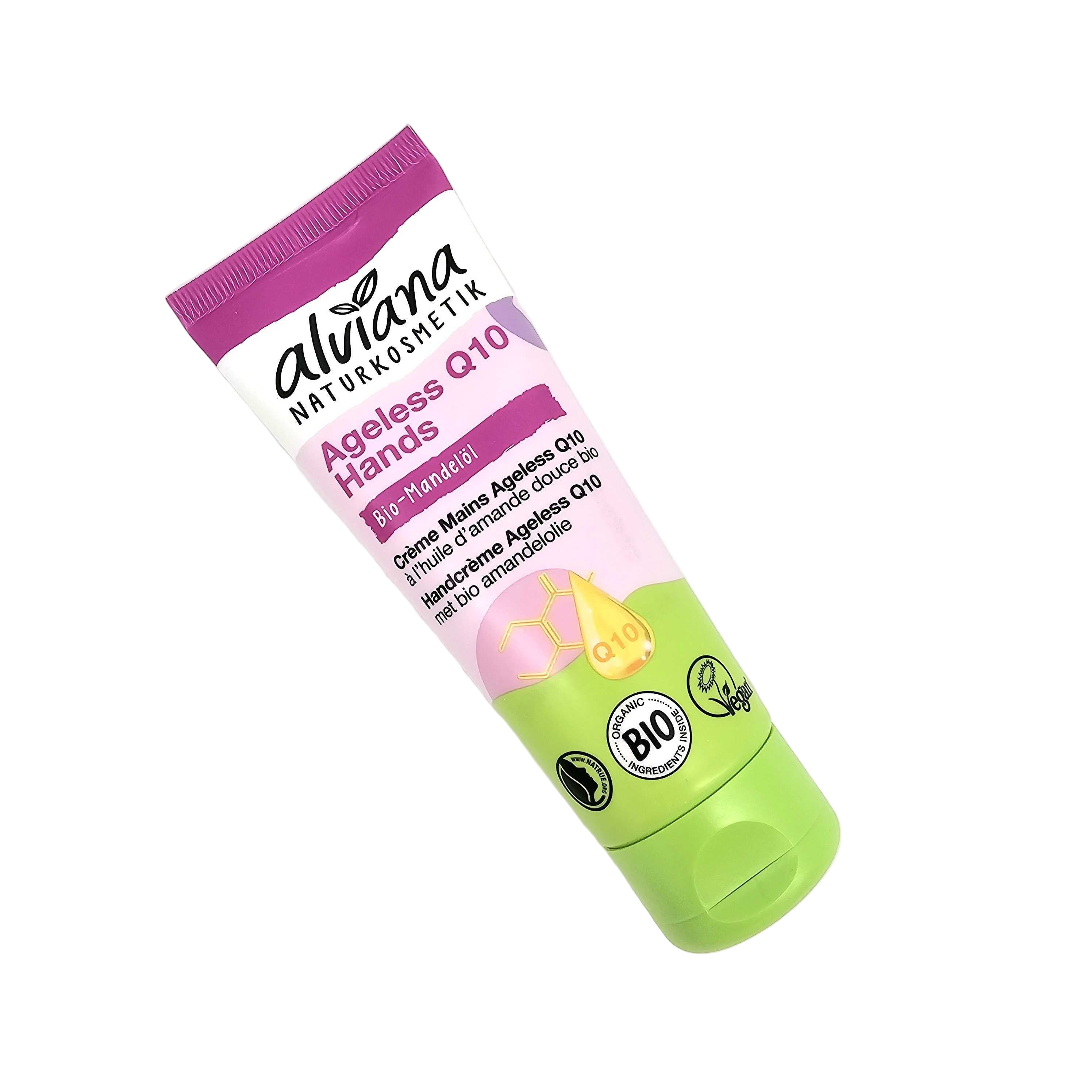 Eine Tube alviana Naturkosmetik Ageless Q10 Handcreme im rosa-grünen Design, mit Produktinformationen in deutscher Sprache und dem Bio-Siegel "BIO".