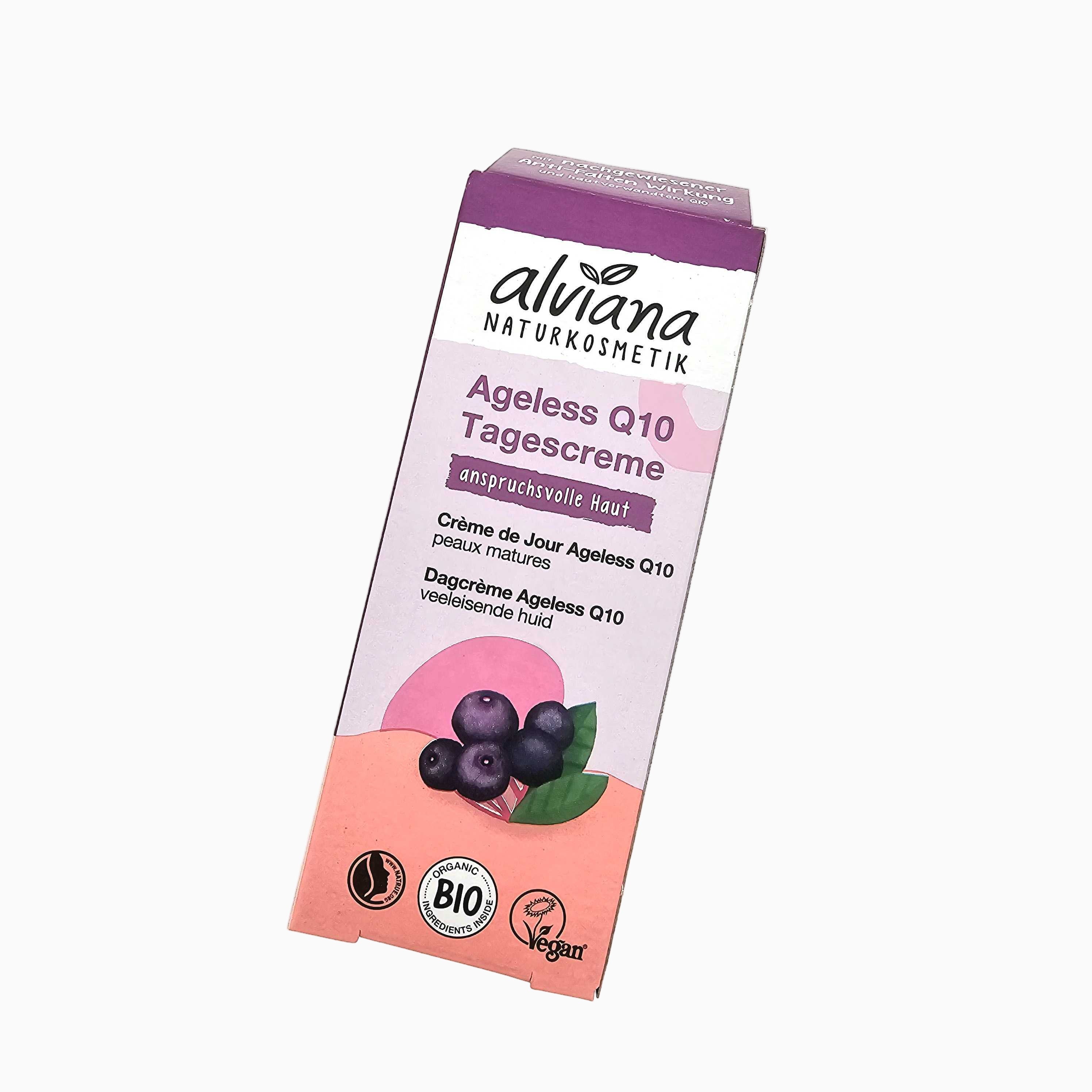 Eine rechteckige Schachtel der Alviana Naturkosmetik Ageless Q10 Tagescreme, mit lila und rosa Farben, einer Beeren-Illustration und Etiketten für Bio, vegan und reife Haut. Der Text ist auf Deutsch.