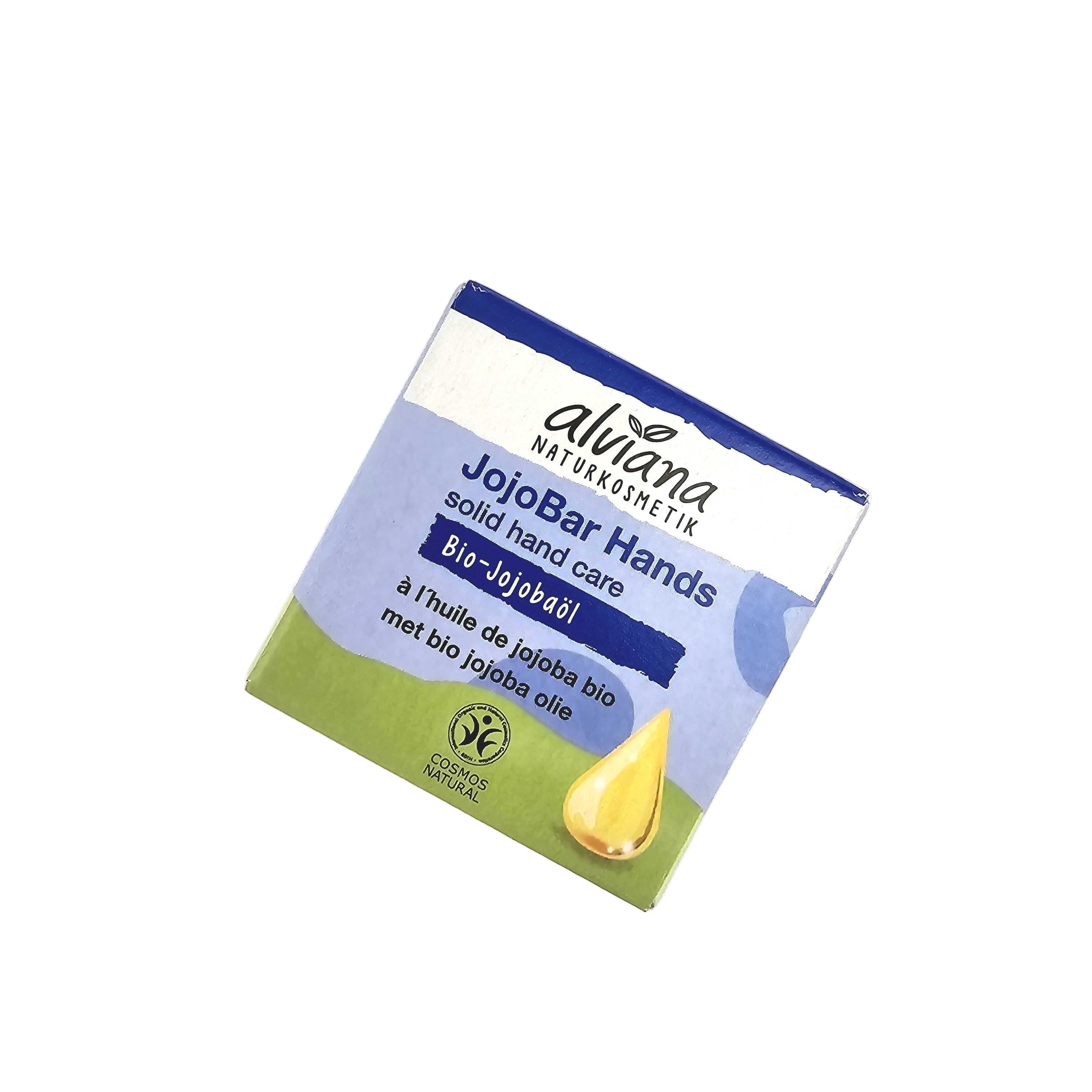 Eine quadratische Dose alviana NATURKOSMETIK JojobaBar Hands solide Handpflege, mit blauen, weißen und grünen Farben, einem gelben Jojobaöltropfen und Text in Englisch, Deutsch und Französisch.