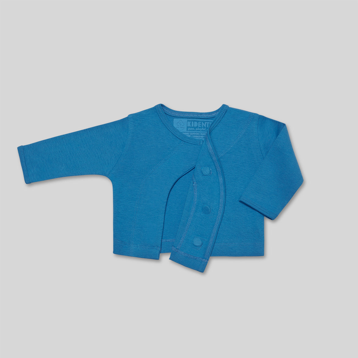 Blaue Baby-Strickjacke mit langen Ärmeln und Knopfverschluss, auf grauem Hintergrund fotografiert.