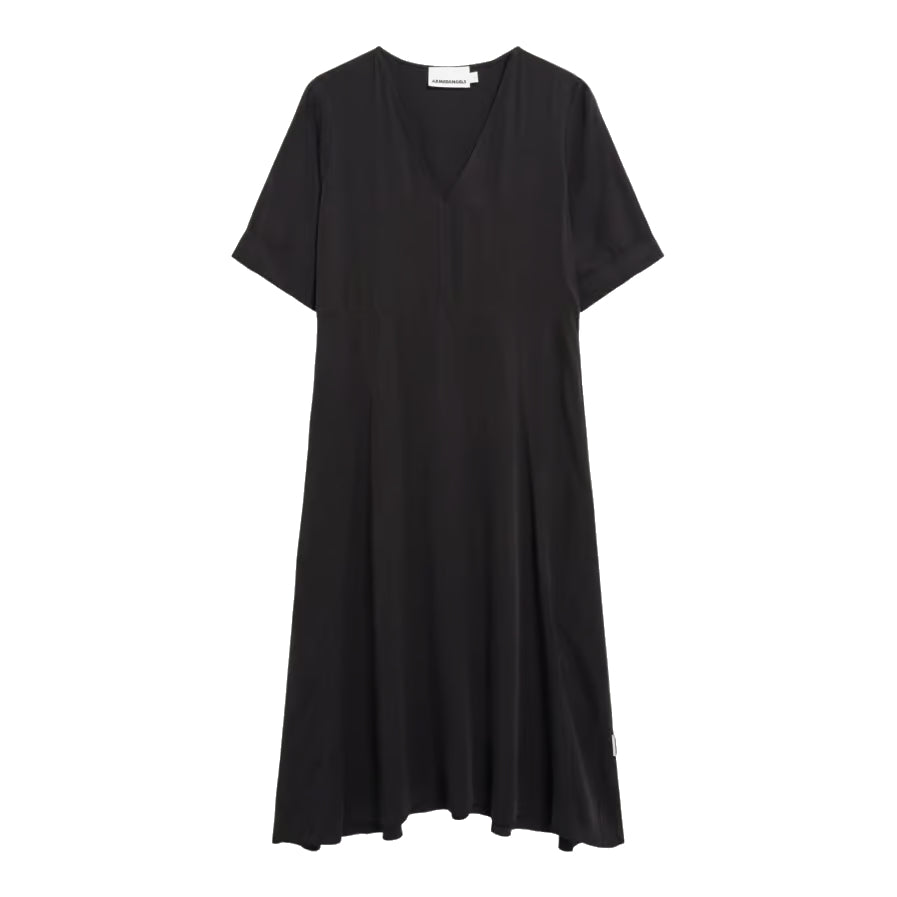 Schwarzes, kurzärmeliges Midikleid mit V-Ausschnitt und lockerer Passform aus leichtem Stoff auf weißem Grund.