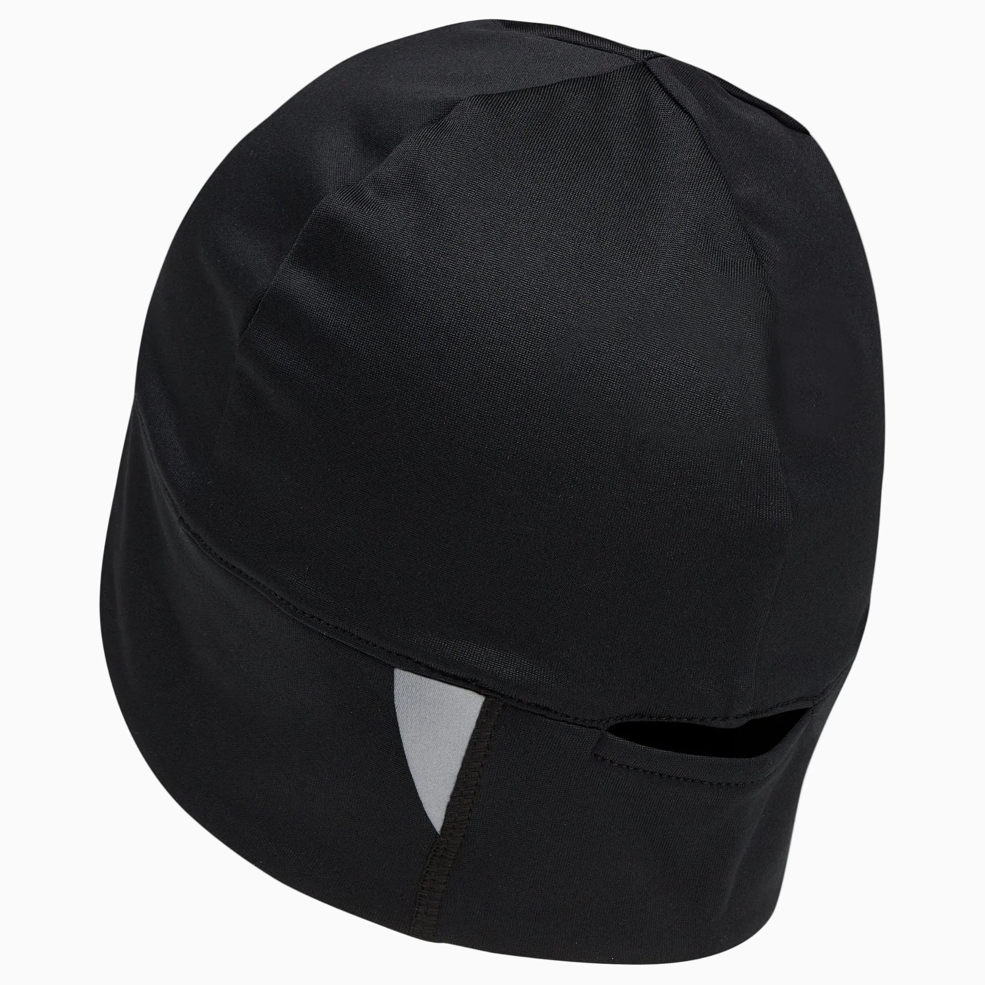 Schwarze, eng anliegende Kappe mit glattem, nahtlosem Design, einer kleinen horizontalen Öffnung und einem reflektierenden Streifen auf dem unteren Rückenteil.