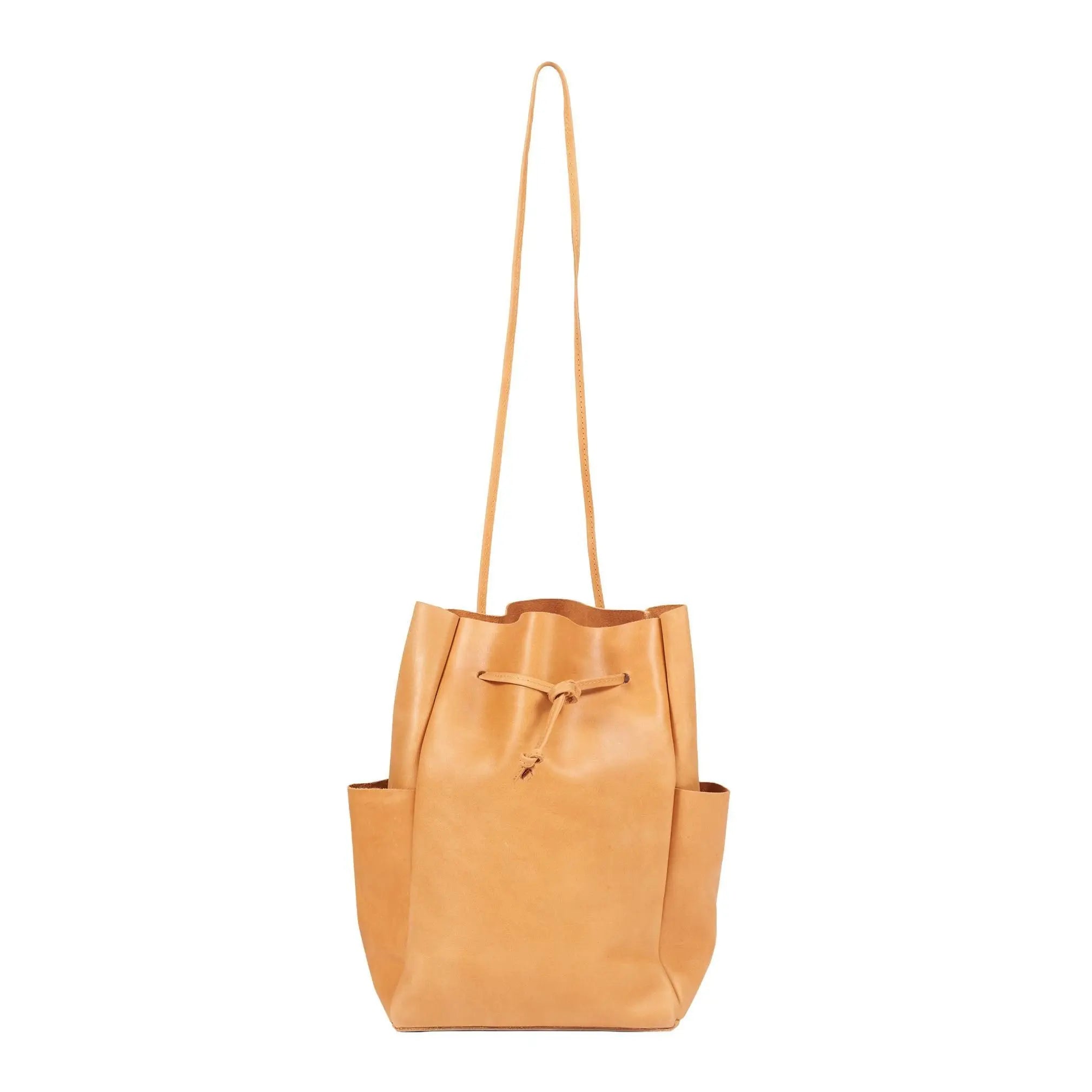 Hellbraune Eimertasche aus Leder mit langem Schulterriemen, zwei Seitentaschen und Kordelzugverschluss an der Oberseite.