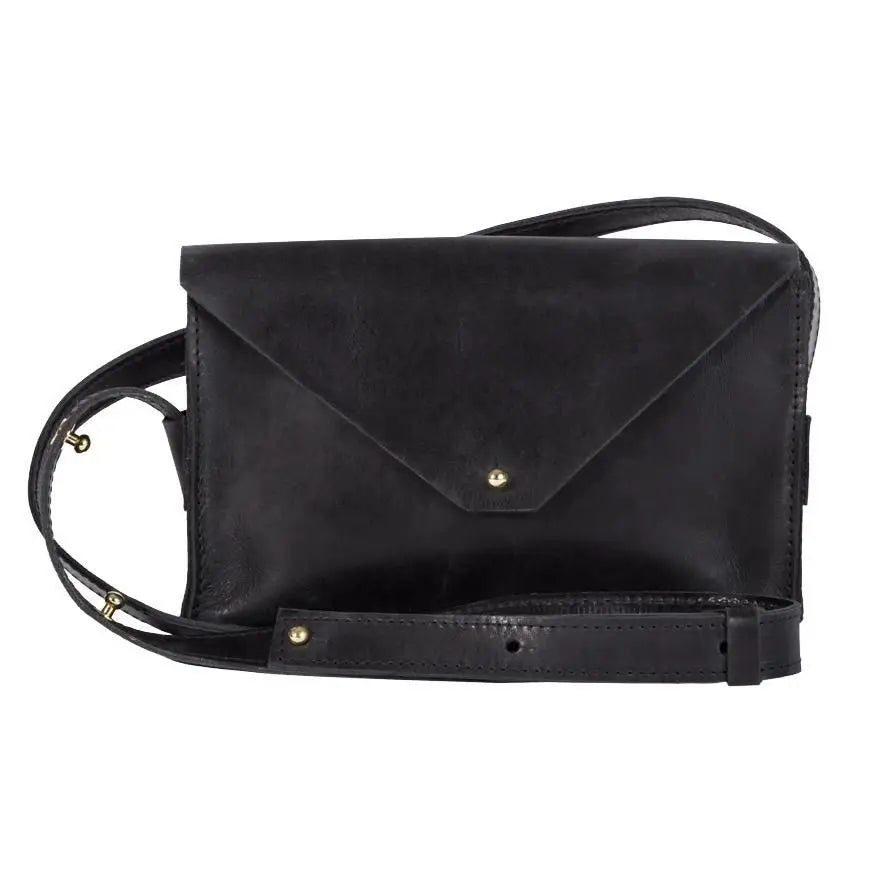 Schwarze Crossbody-Tasche aus Leder mit Überschlag, goldfarbenem Knopf und verstellbarem Riemen auf weißem Hintergrund.