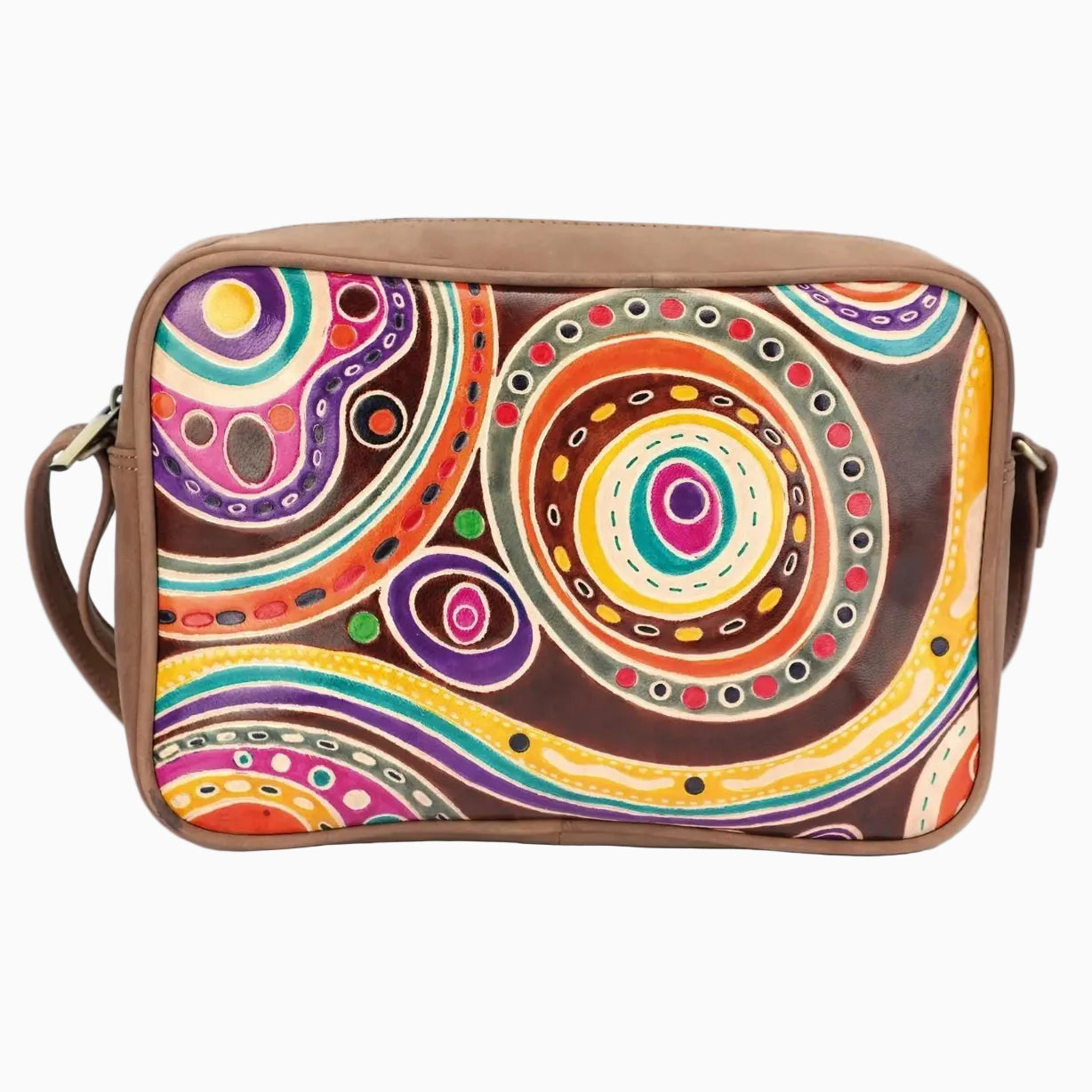 Eine braune Umhängetasche mit einem farbenfrohen abstrakten Muster aus konzentrischen Kreisen, Wirbeln und gepunkteten Linien in Orange-, Lila-, Gelb-, Grün- und Türkis-Tönen.