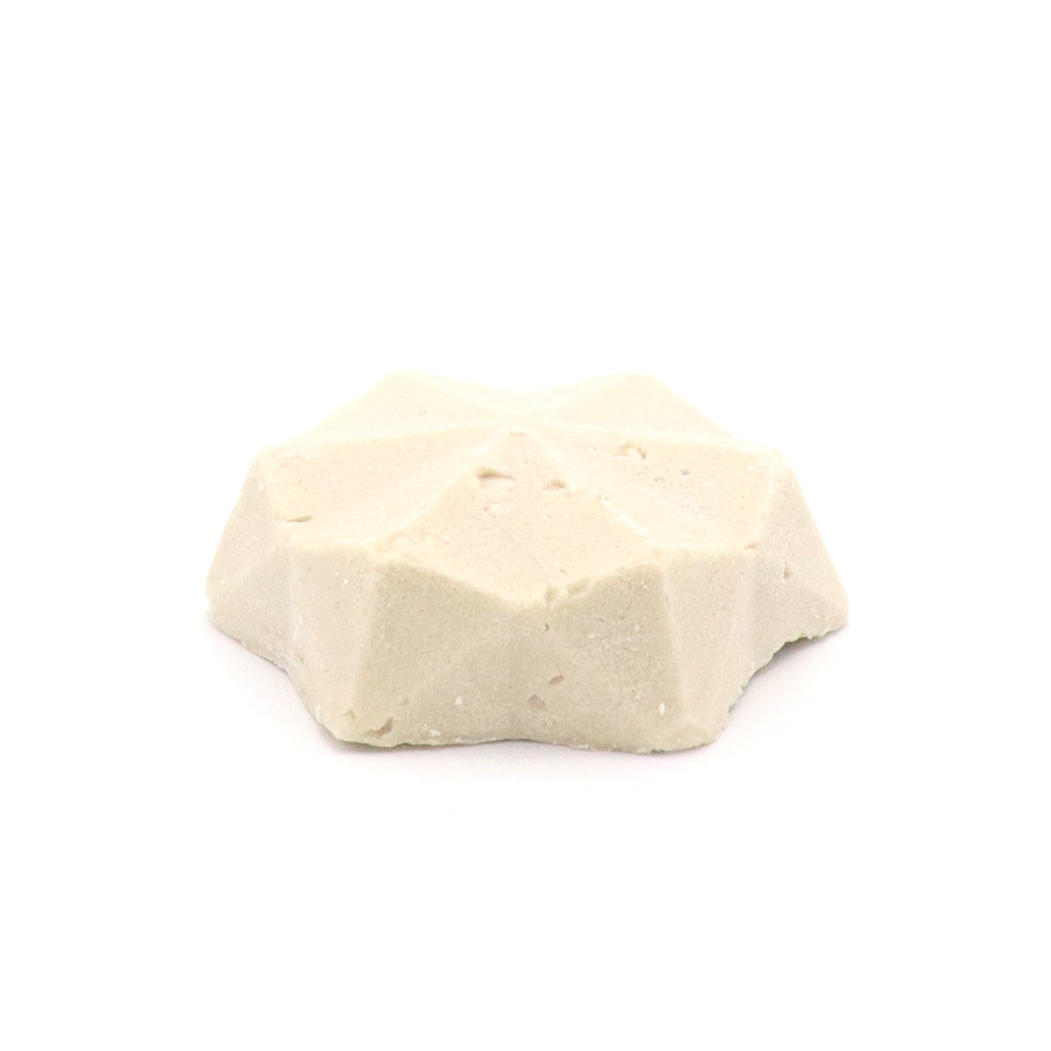 Beiger Badezusatz in geometrischer Sternform auf weißem Hintergrund.
