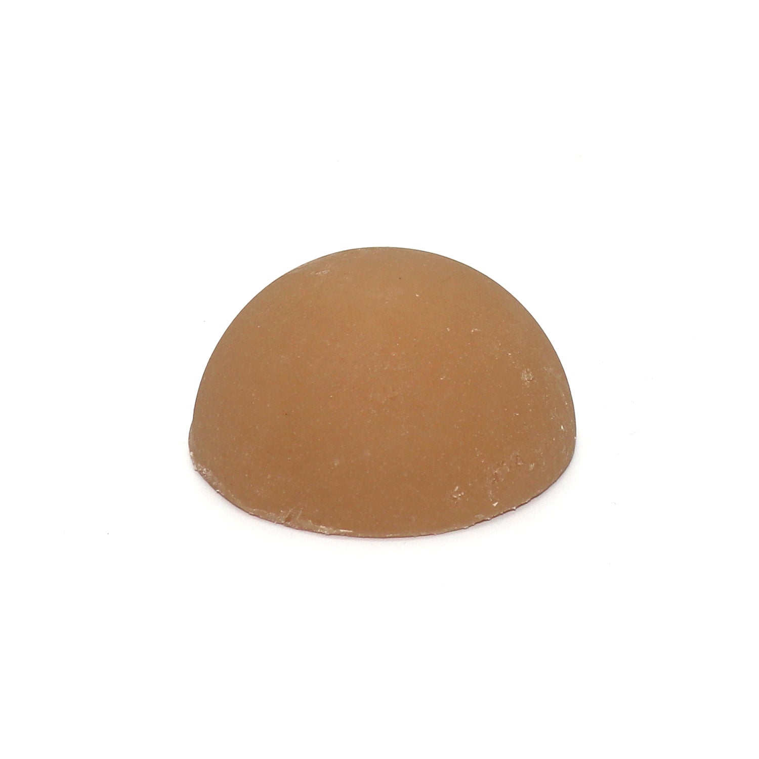 Halbkugelförmiger, brauner Kautschukball auf weißem Hintergrund.