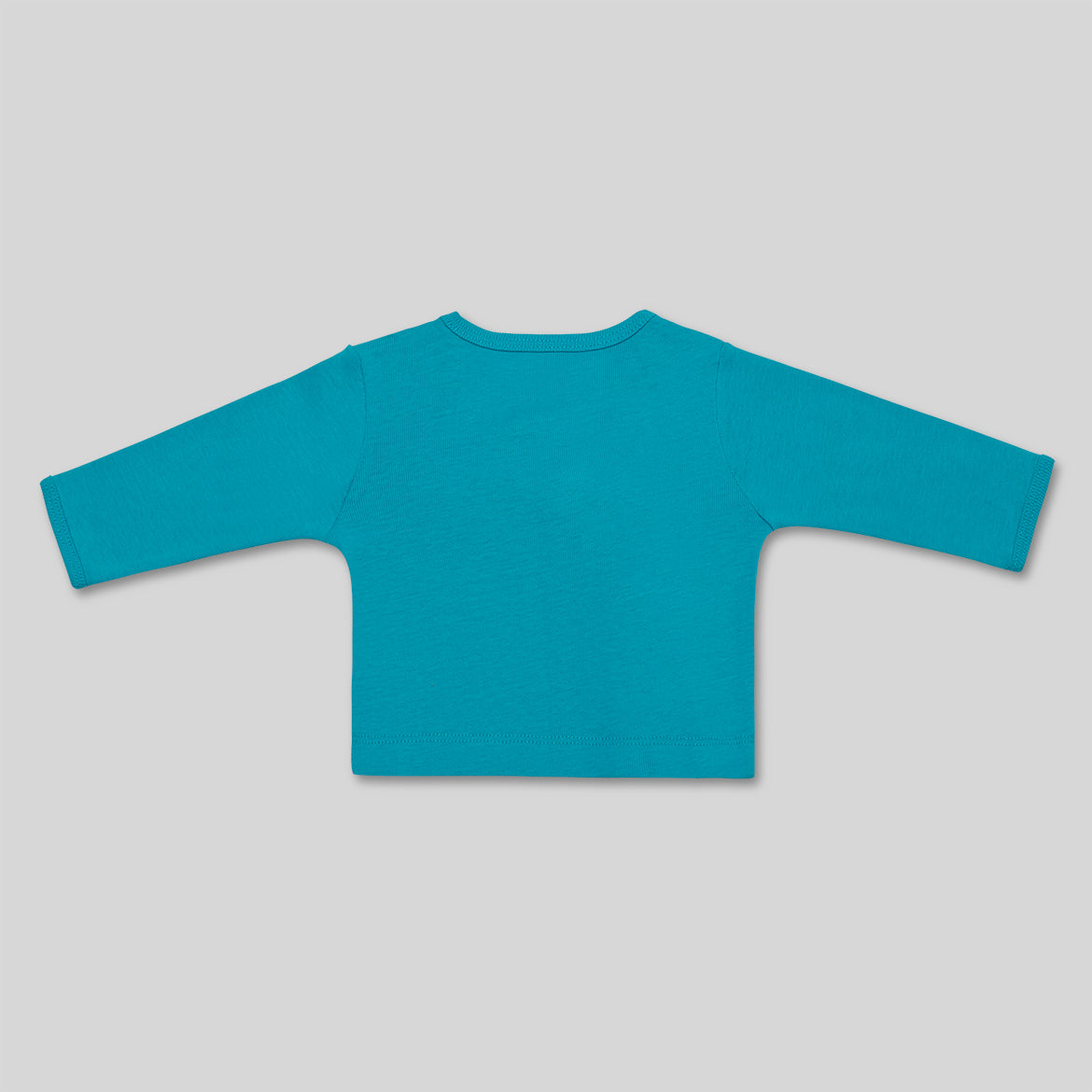Rückseite eines türkisfarbenen Langarmshirts vor grauem Hintergrund.
