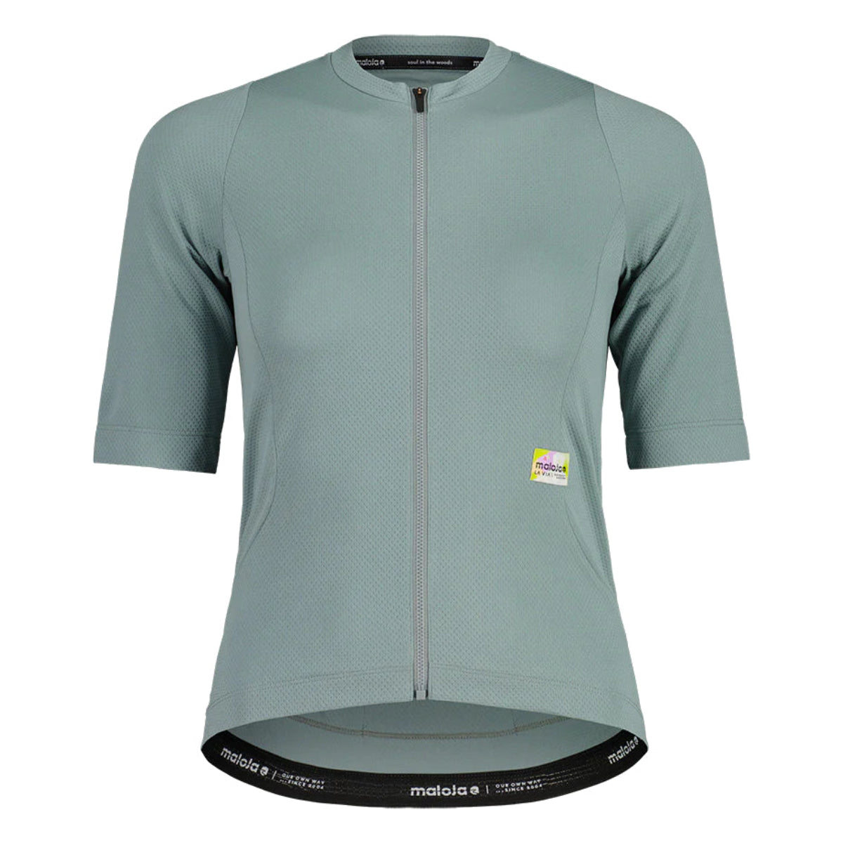 Ein hellgrünes, kurzärmeliges Radtrikot mit einem Reißverschluss auf der Vorderseite, einem dezenten Strukturmuster und einem kleinen gelb-lila Aufnäher auf der linken Seite. Das Trikot hat einen etwas längeren Rückensaum und einen schwarzen Innenbund.