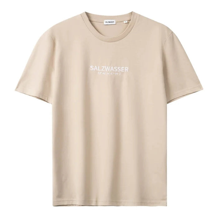 Ein schlichtes, beigefarbenes Kurzarm-T-Shirt mit dem Aufdruck SALZWASSER und einem kleineren Text in Weiß auf der Brust.