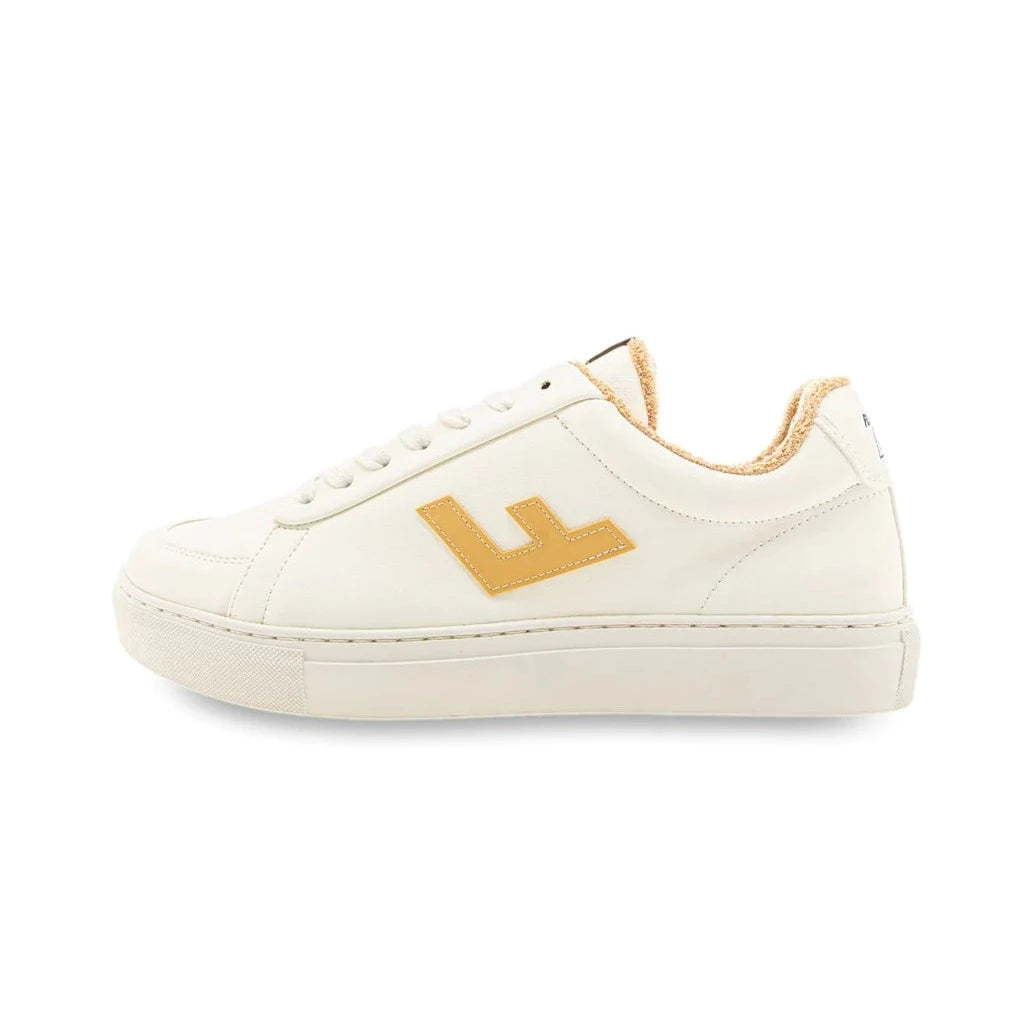 Weißer Sneaker mit gelbem Logo auf der Seite und cremefarbener Sohle, seitliche Ansicht.