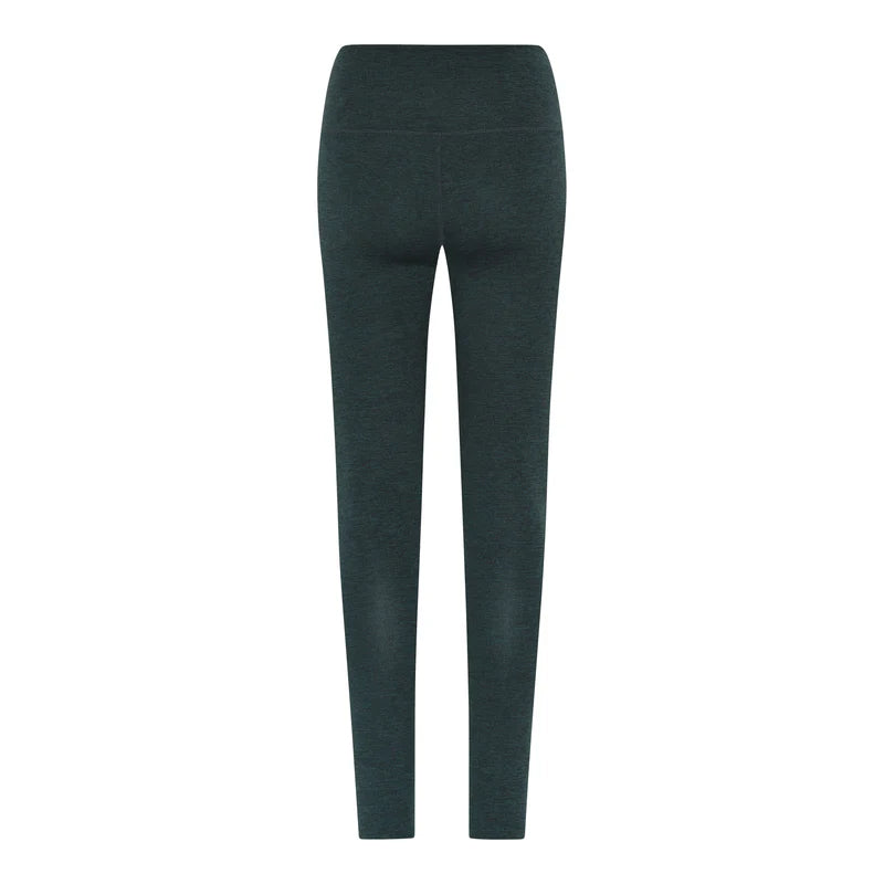 Rückenansicht einer dunkelgrünen, hoch taillierten, bodenlangen Leggings mit breitem Bund auf weißem Hintergrund.