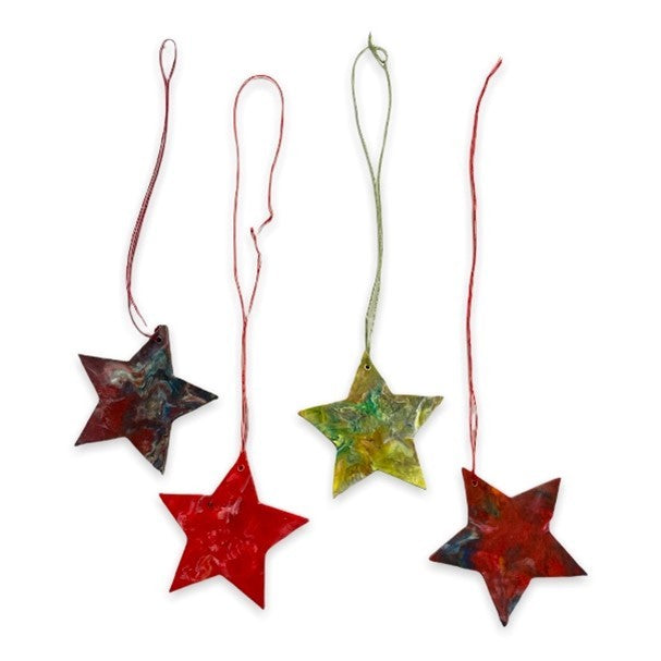 Vier sternförmige Ornamente mit roten Schnüren oder Kordeln, jedes in einer anderen Farbe: ein dunkel marmoriertes, ein leuchtend rotes, ein gelb-grün marmoriertes und ein rötlich marmoriertes, alle vor einem weißen Hintergrund.
