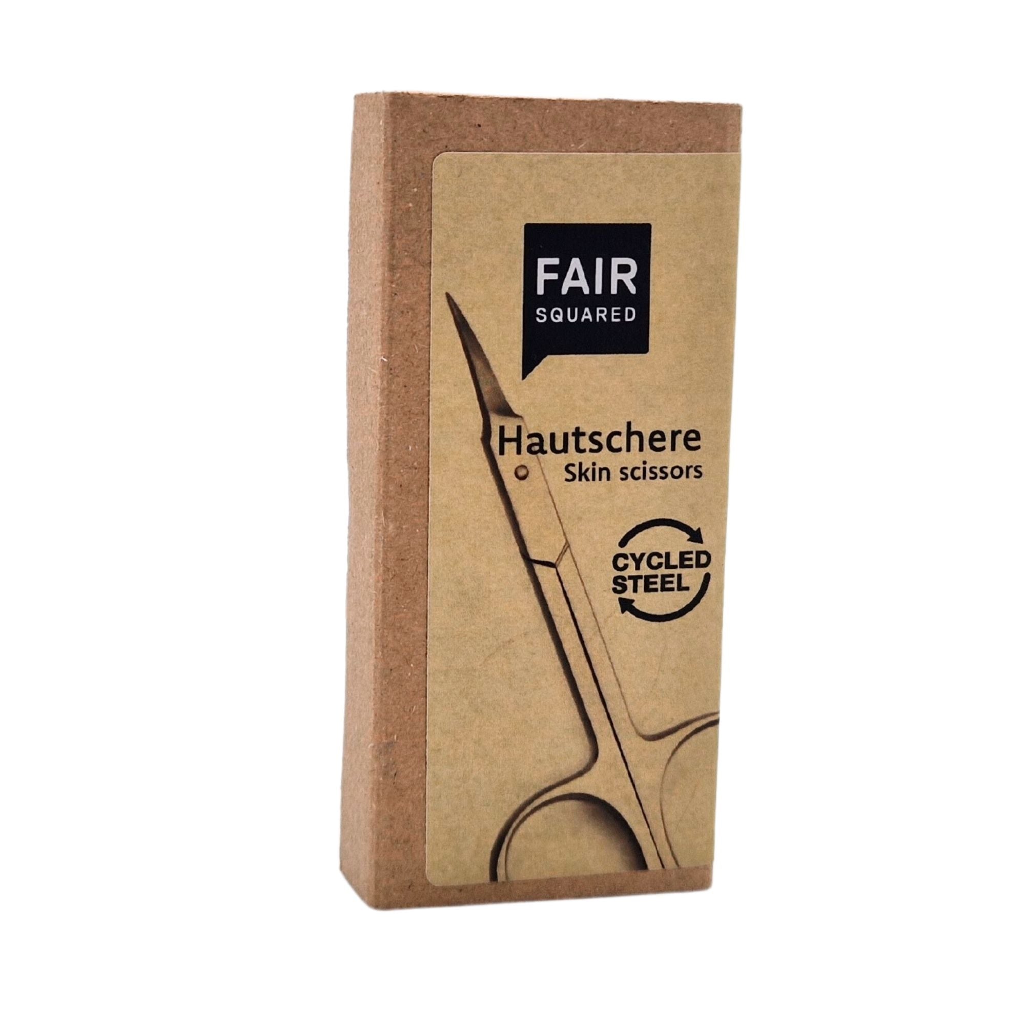 Eine braune Pappschachtel mit der Aufschrift FAIR SQUARED Hautschere Skin Scissors und einer Abbildung einer kleinen Schere. Das Etikett erwähnt auch cycled Stahl.