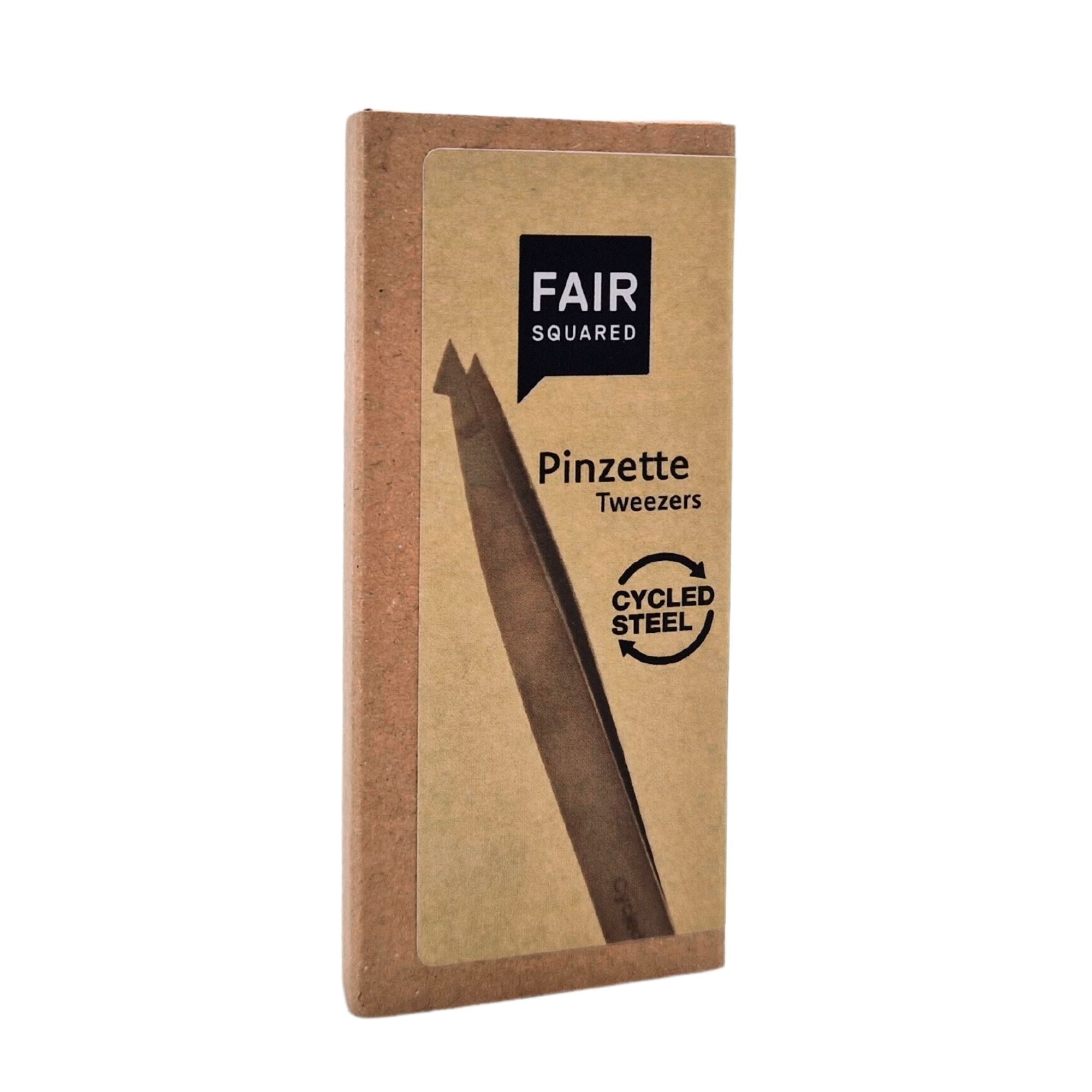 Eine Pappschachtel mit der Aufschrift "FAIR SQUARED Pinzette Tweezers" mit einer Abbildung einer Pinzette und einem "Cycled Steel"-Logo, das darauf hinweist, dass das Produkt aus recyceltem Stahl hergestellt ist.