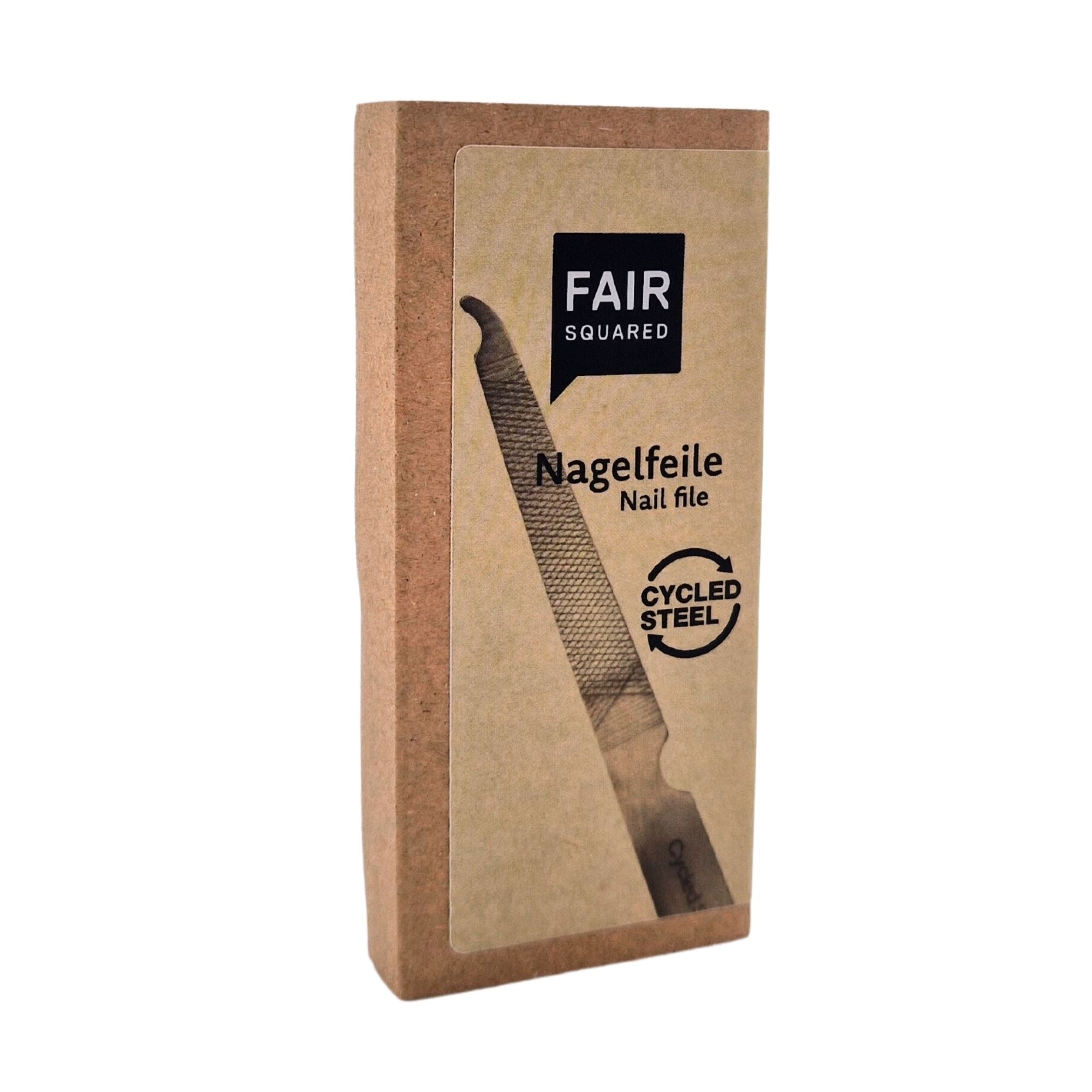 Eine rechteckige Pappschachtel mit einem Etikett mit der Aufschrift FAIR SQUARED, Nagelfeile und Cycled Steel sowie der Abbildung einer Metallnagelfeile.