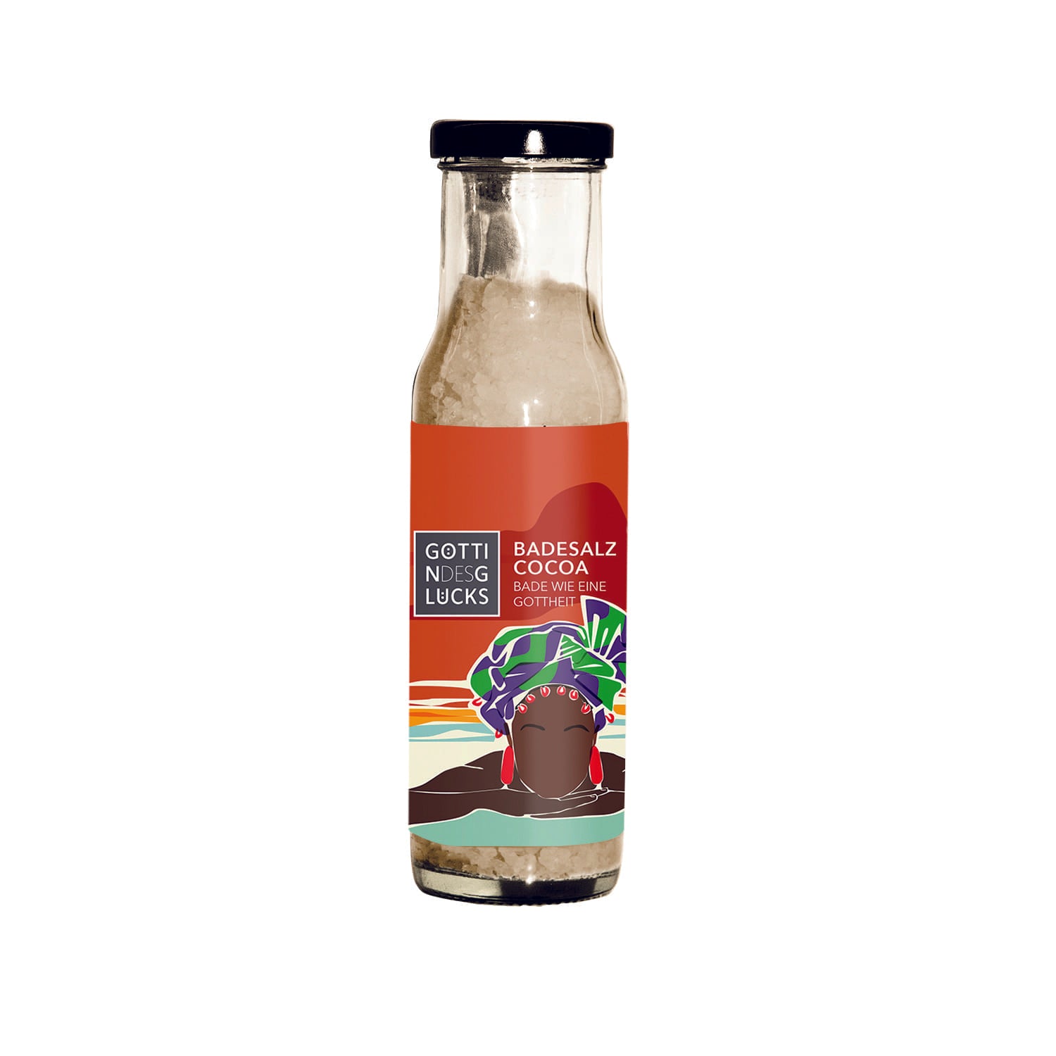 Eine Glasflasche mit Badesalz mit der Aufschrift Göttin des Glücks Badesalz Cacao, auf der eine Frau mit einer bunten Sonnenbrille und einer Kopfbedeckung abgebildet ist, die sich im Wasser vor einem orangefarbenen Hintergrund entspannt.