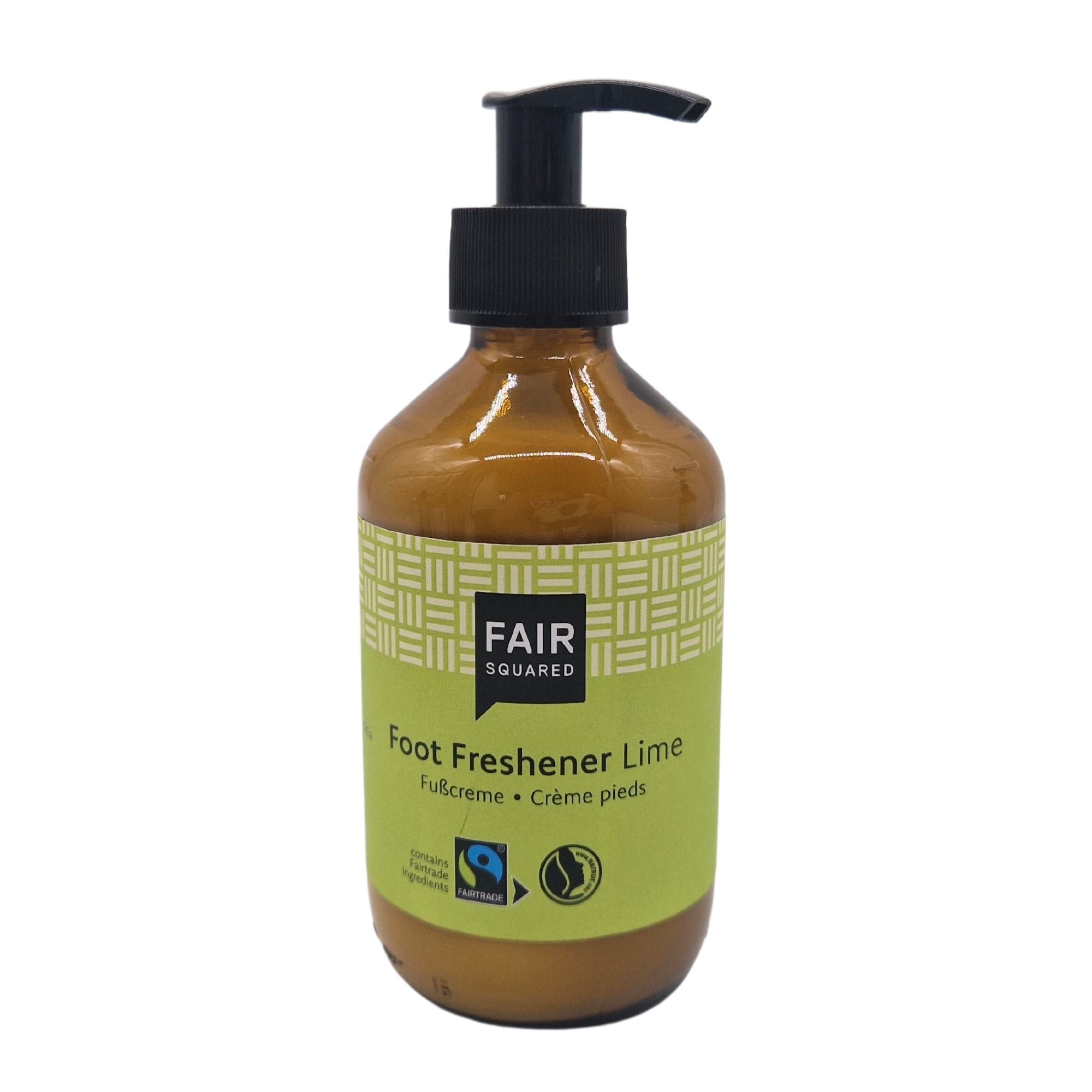Eine braune Pumpflasche mit der Aufschrift FAIR SQUARED Foot Freshener Lime mit grünen und schwarzen Akzenten, Fairtrade-Logo und Vegan-Symbol. Das Etikett enthält englischen und französischen Text.