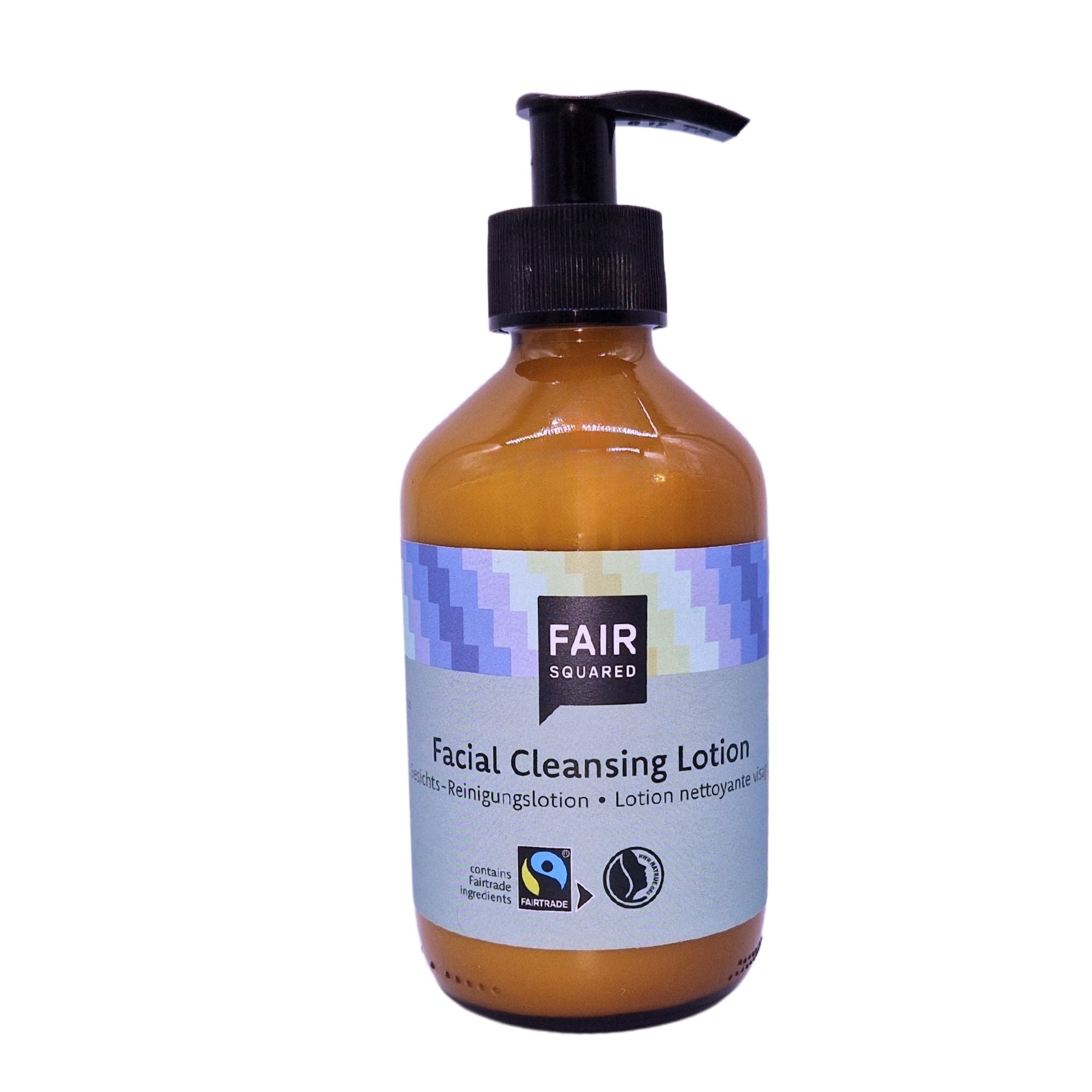 Eine braune Pumpflasche mit der Aufschrift Fair Squared Facial Cleansing Lotion, mit Fairtrade- und Vegan-Zertifizierungssymbolen und einem Text in Englisch, Deutsch und Französisch.