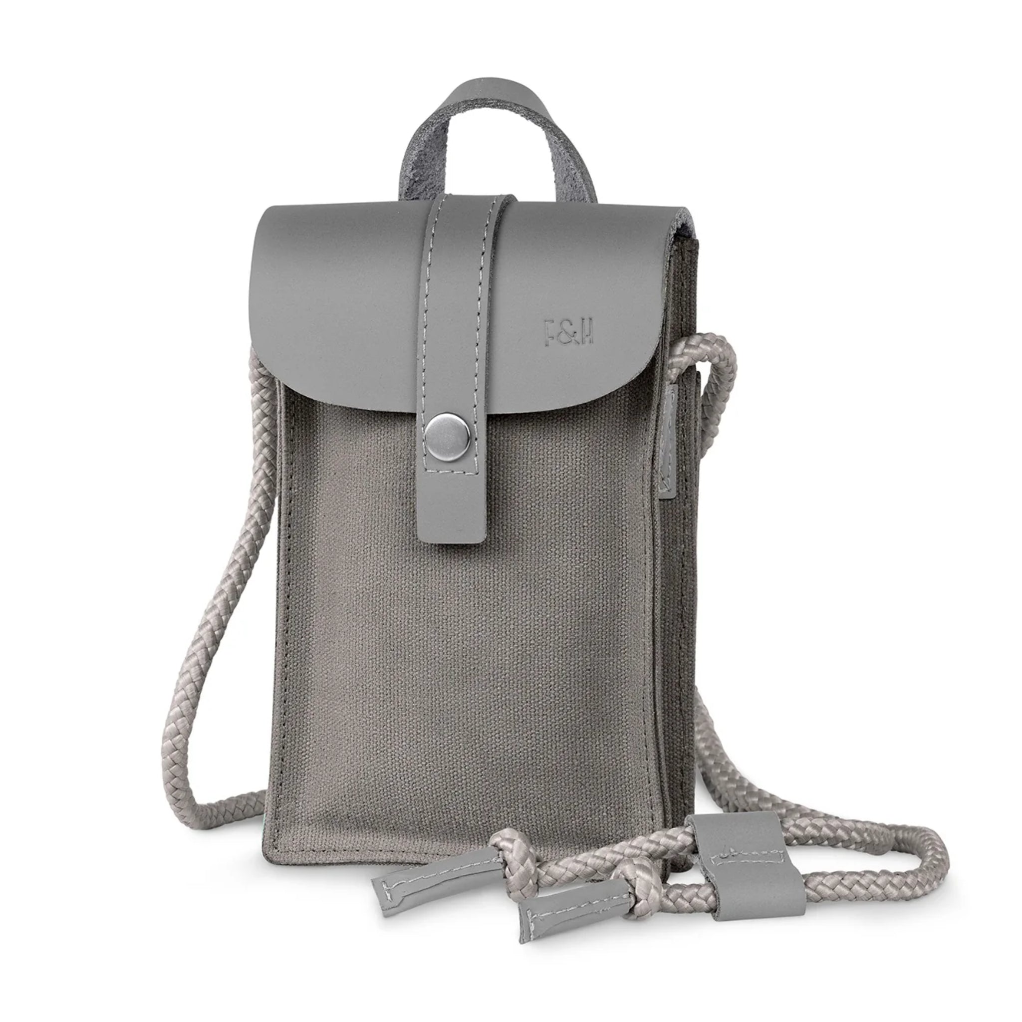 Graue Umhängetasche aus Stoff und Leder mit Druckknopfverschluss und geflochtener Kordel.