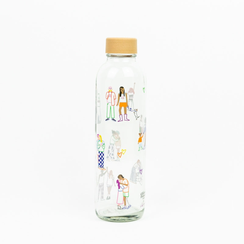 Glasflasche mit bunten, stilisierten Figuren und Herzmotiven, gekrönt von einem beigefarbenen Verschluss, vor weißem Hintergrund.