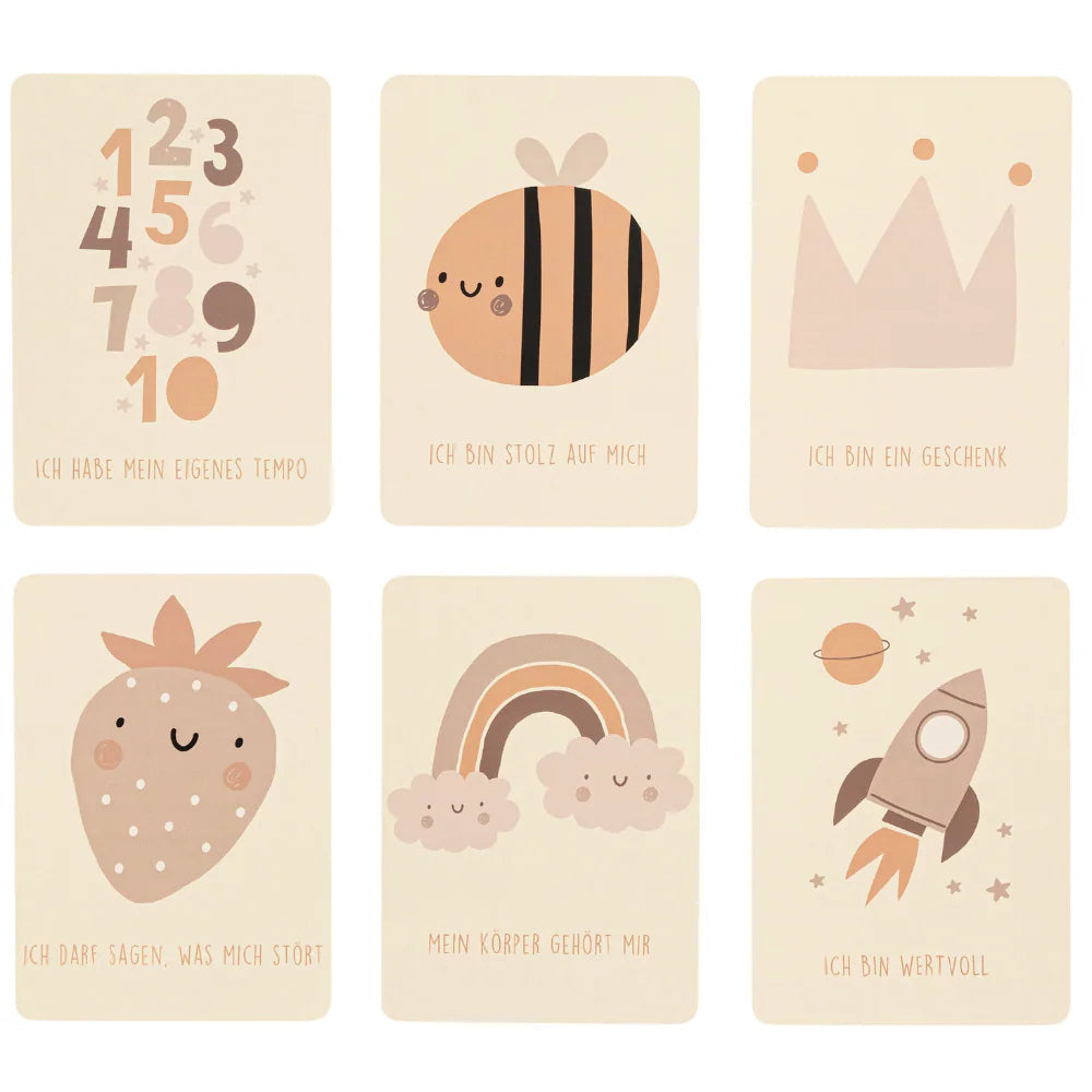 Sechs beige Karten mit niedlichen Illustrationen: Zahlen, eine Biene, eine Krone, eine Erdbeere, ein Regenbogen mit Wolken und eine Rakete. Am unteren Rand jeder Karte stehen deutsche Sätze, die positive Affirmationen ausdrücken.