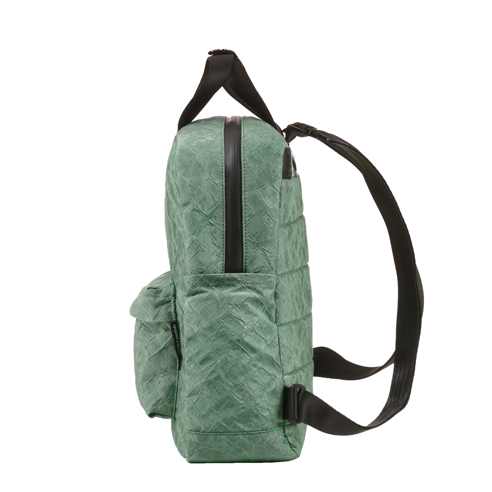 Seitenansicht eines grünen, gesteppten Rucksacks mit einer Vordertasche, schwarzen Reißverschlüssen und schwarzen, verstellbaren Schulterriemen vor einem schlichten weißen Hintergrund.