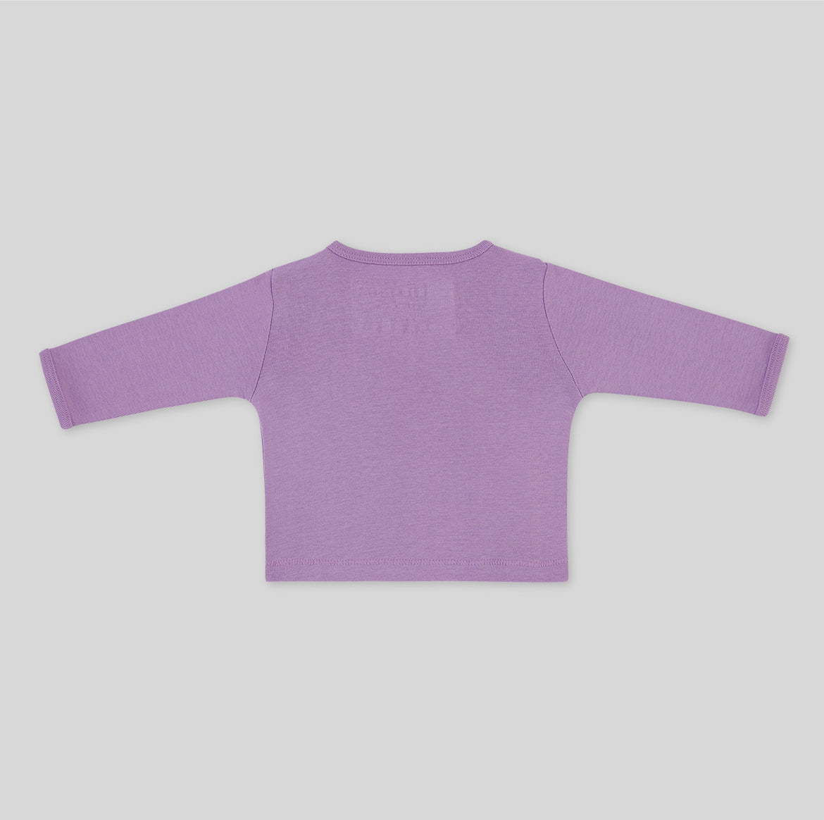 Lila Kinderpullover von hinten, mit langen Ärmeln auf einem grauen Hintergrund.
