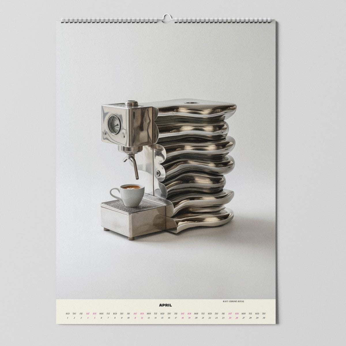 Ein Wandkalenderblatt für April zeigt eine moderne, gewellte Espressomaschine aus Metall, die auf hellgrauem Hintergrund Kaffee in eine kleine weiße Tasse gießt. Das Design ist schlank und futuristisch.