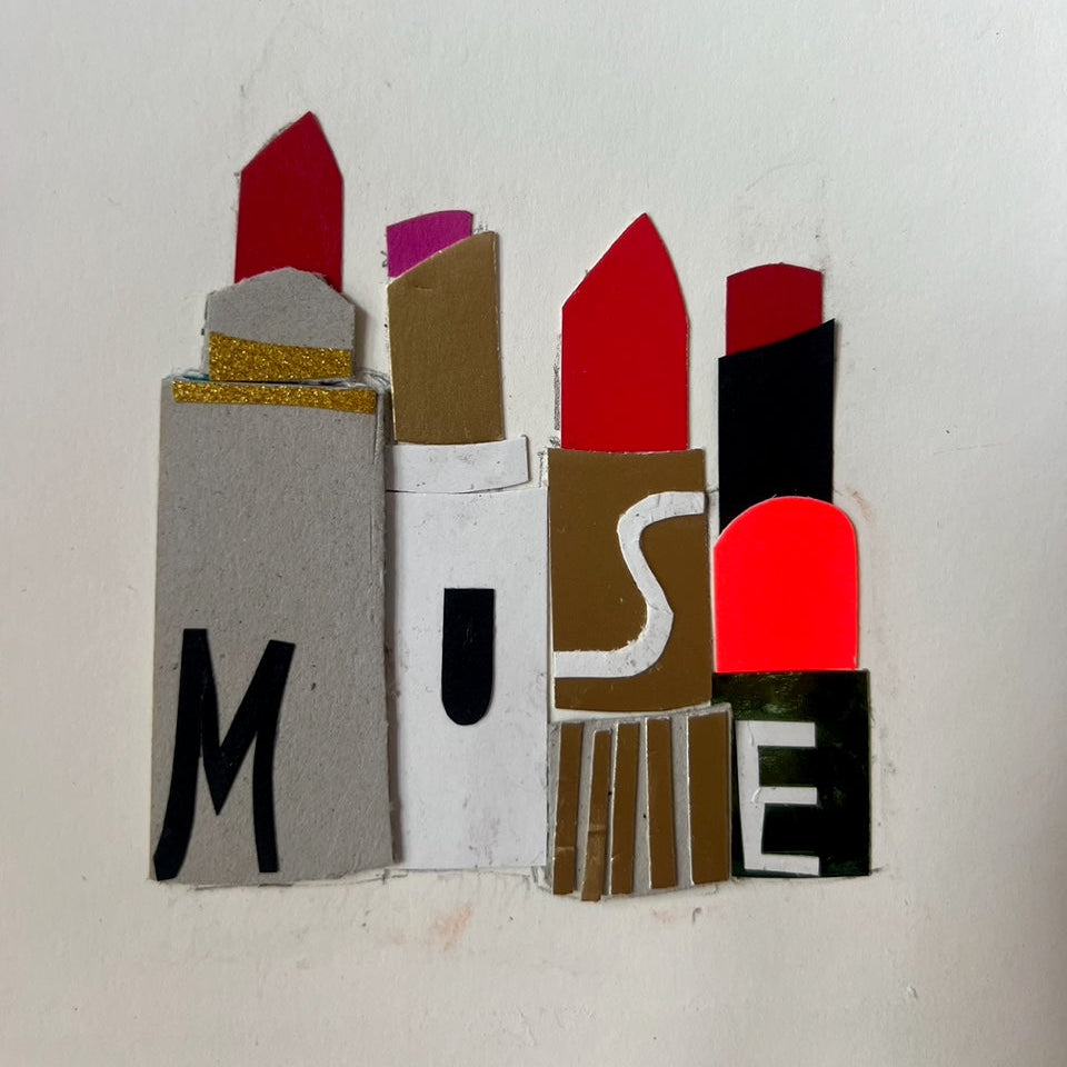 Vier stilisierte Papierausschnitte von Lippenstiften bilden mit ihren Formen und Etiketten das Wort MUSE. Jeder Lippenstift hat eine andere Farbe und Höhe und ist dicht nebeneinander auf einem schlichten weißen Hintergrund angeordnet.