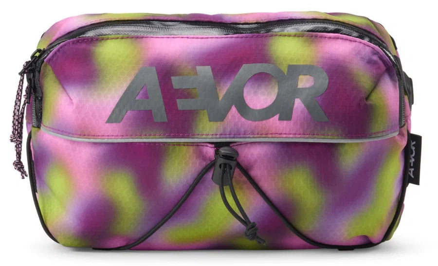 AEVOR Crossbody‑Tasche "Bar Bag" Ripstop Psychedelic Slush 28 x 7 x 20 cm