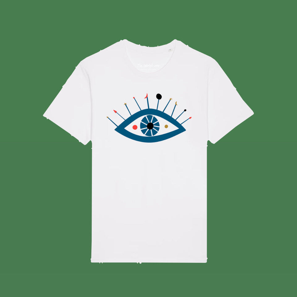 Weißes T-Shirt mit einer stilisierten blauen Augengrafik mit dekorativen Linien und Formen, einschließlich roter, schwarzer und blauer Akzente, die vom oberen Teil des Auges ausstrahlen.