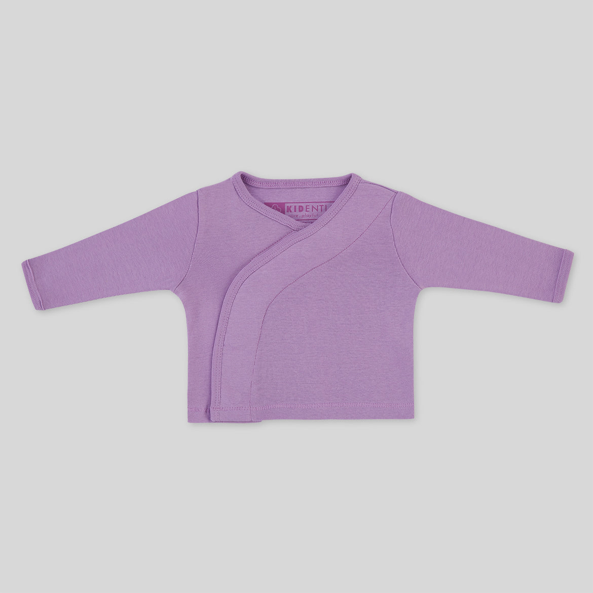 Lila Baby-Oberteil mit langen Ärmeln und Wickel-Design auf weißem Hintergrund.