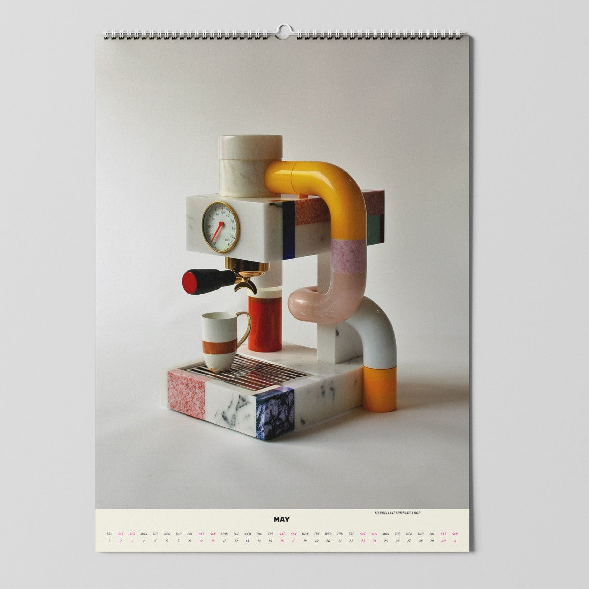 Ein Kalenderblatt für den Monat Mai zeigt eine farbenfrohe, abstrakte Espressomaschine aus Marmor und Kunststoffrohren, unter deren Siebträger eine Tasse steht. Der Hintergrund ist einfarbig und hellgrau.