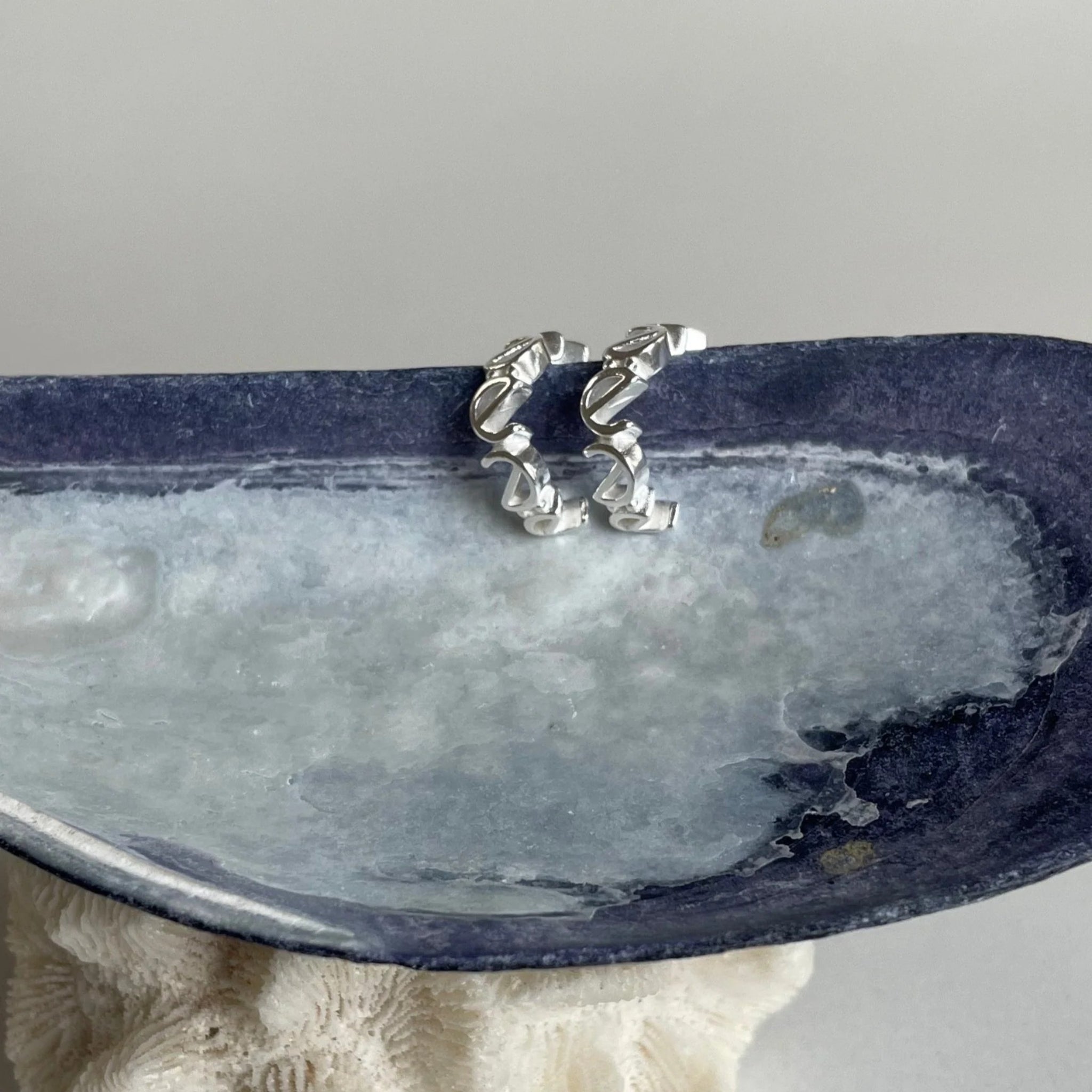 noemvri fashion label Ohrringe "Logo Ear Hoops Small" Silber