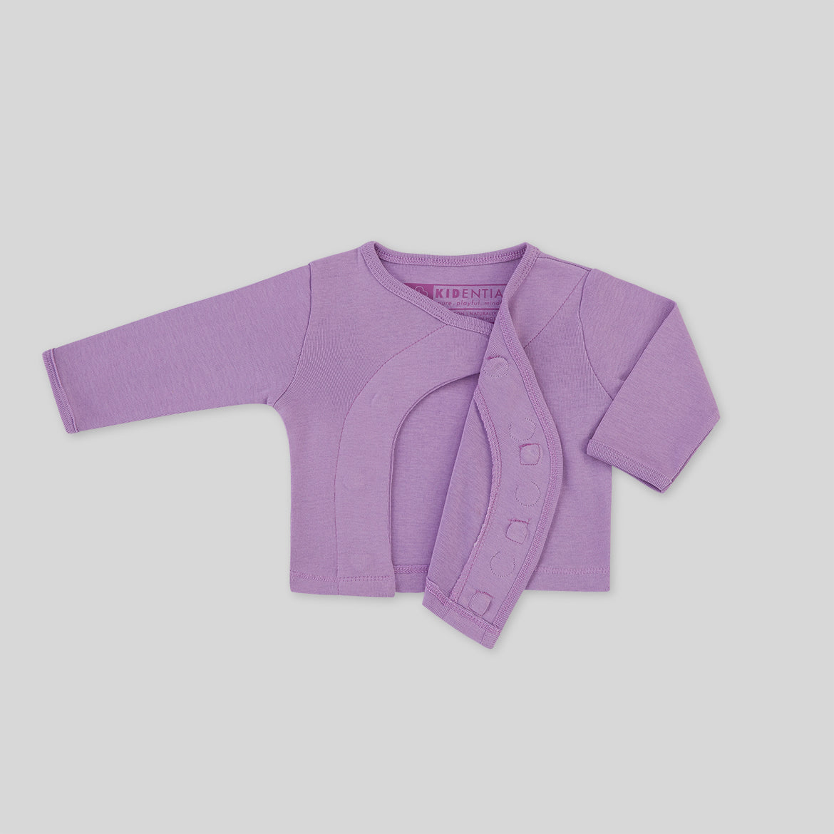 Lila Baby-Strickjacke mit Druckknöpfen an der Vorderseite auf grauem Hintergrund.