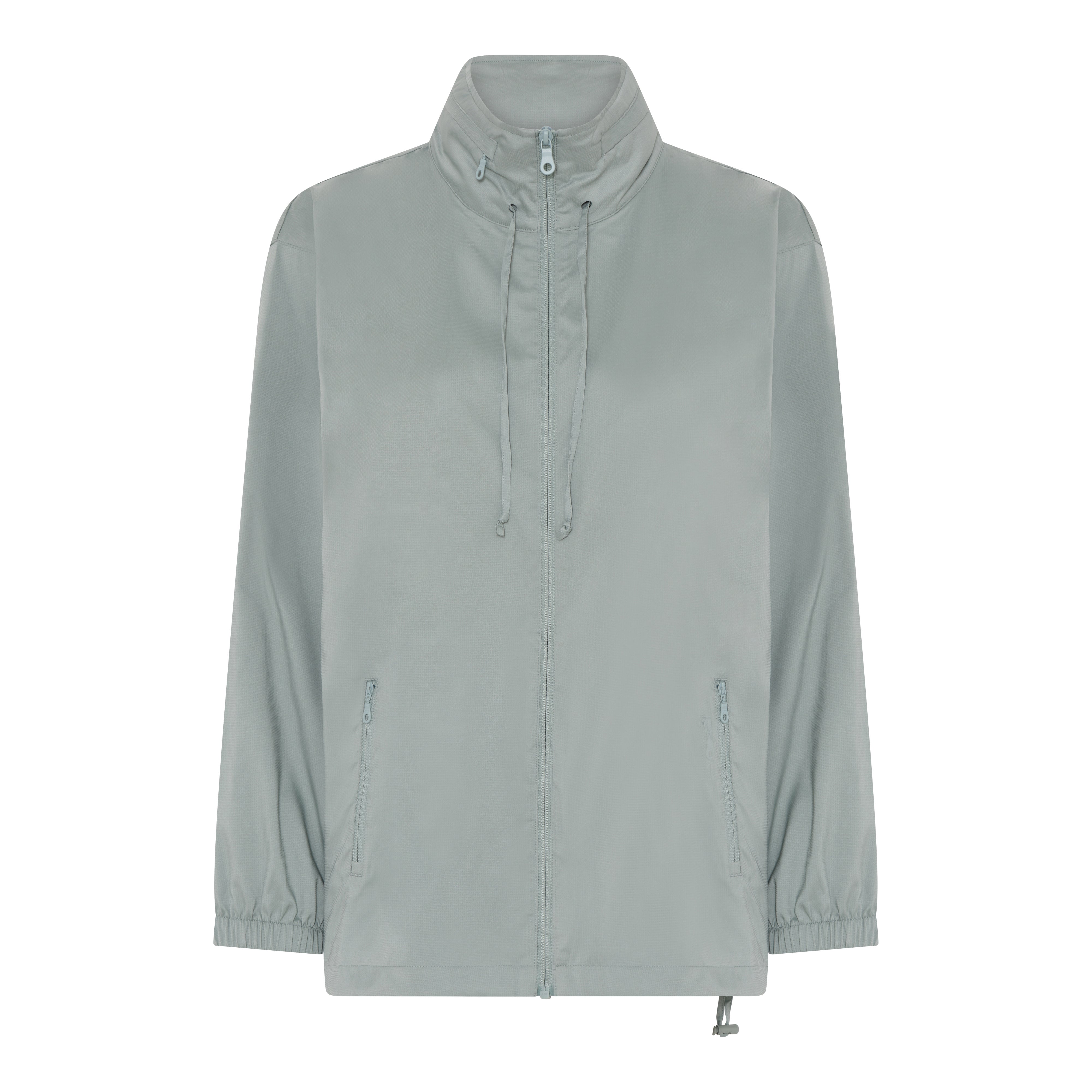 Hellgraue Jacke mit Reißverschluss, hohem Kragen, Kordelzug, seitlichen Reißverschlusstaschen und elastischen Ärmelbündchen auf einfarbig weißem Hintergrund.