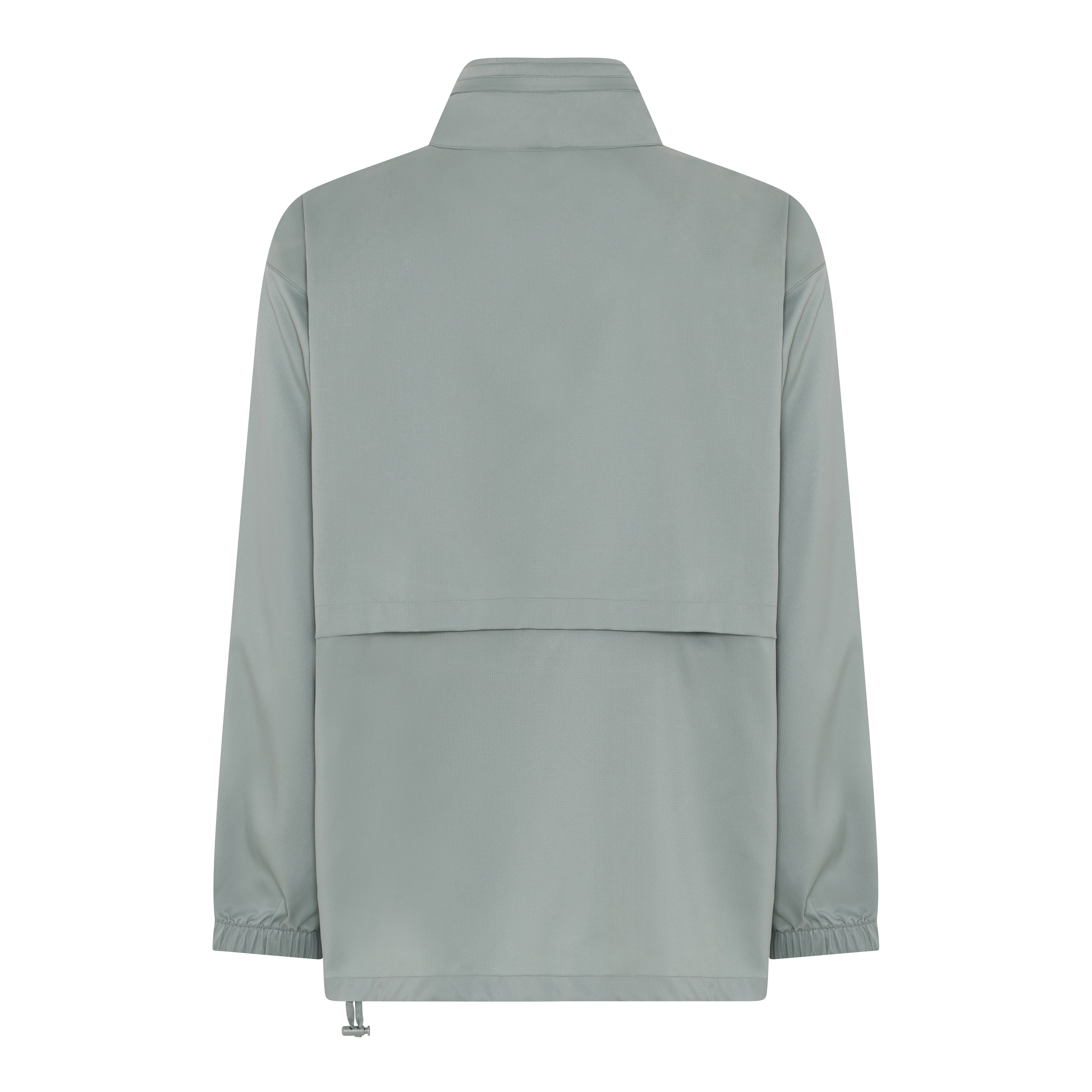 Hellgraue Jacke, von hinten gesehen, mit hohem Kragen, langen Ärmeln mit elastischen Bündchen, einer horizontalen Rückenpasse und einem geraden Saum mit verstellbarem Kordelzug.