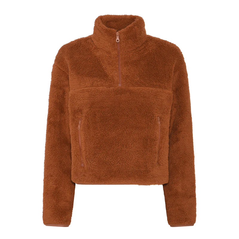 Brauner Sherpa-Fleece-Pullover mit halbem Reißverschluss vorne, hohem Kragen und zwei Seitentaschen mit Reißverschluss. Der Stoff hat ein weiches, strukturiertes Aussehen, und die Passform ist entspannt mit langen Ärmeln.