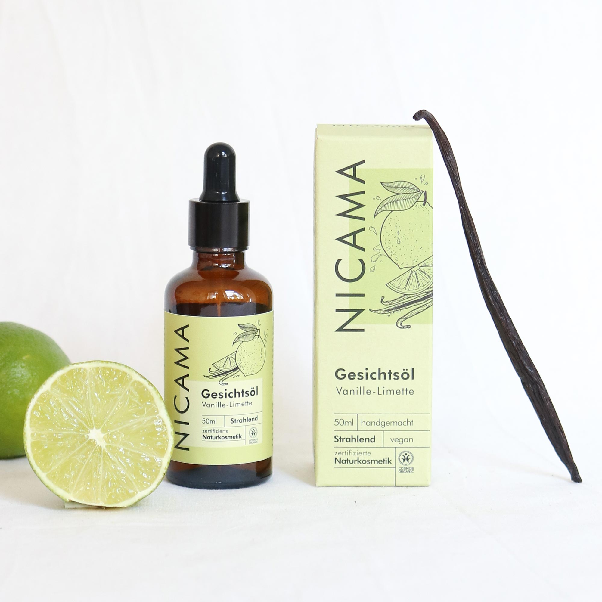 Braunes Fläschchen und Schachtel des Nicama Gesichtsöls Vanille-Limette, daneben Limette und Vanilleschote.