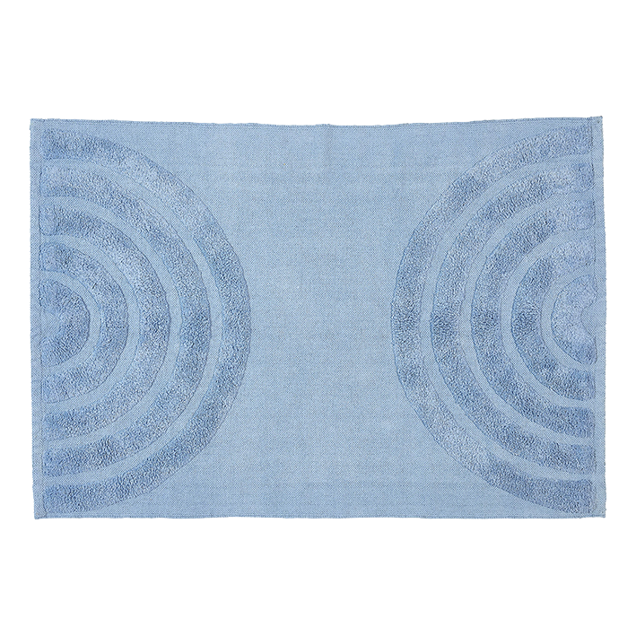 Blaue Badematte mit halbkreisförmigen Mustern auf beiden Seiten.