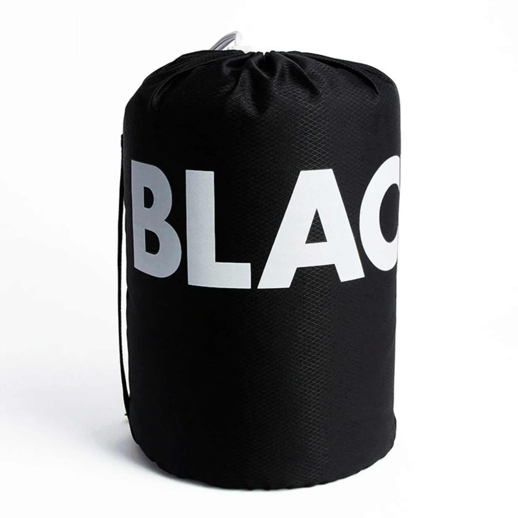 Schwarzer Sack mit Kordelzug, auf dem in großen weißen Buchstaben "BLACK" steht.