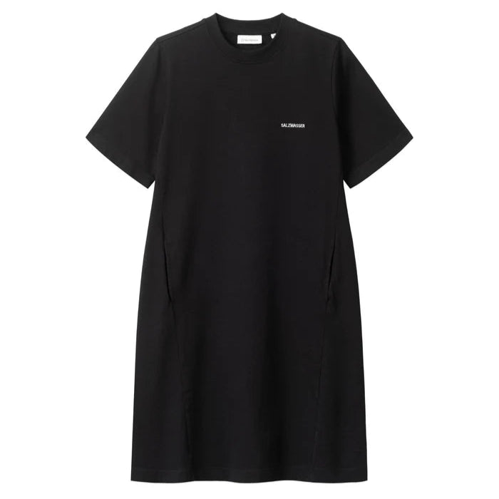 Ein schlichtes, schwarzes, kurzärmeliges T-Shirt-Kleid mit Rundhalsausschnitt und kleinem weißen Text auf der linken Brust.