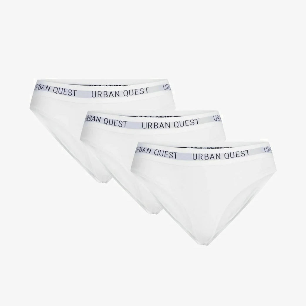 Drei weiße Slips mit dem Aufdruck "Urban Quest" auf dem Bund, auf weißem Hintergrund angeordnet.